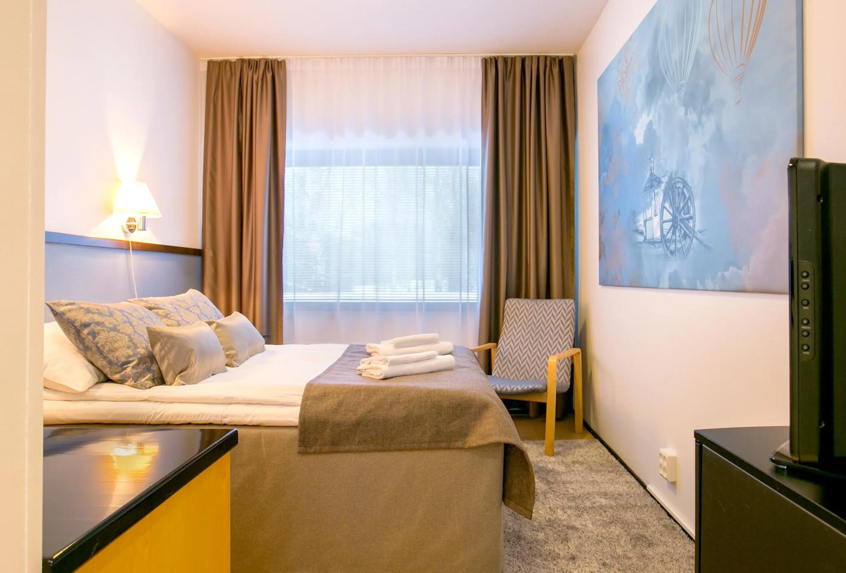 Photo of the whole room, Bed in Hotelli Gustavelund