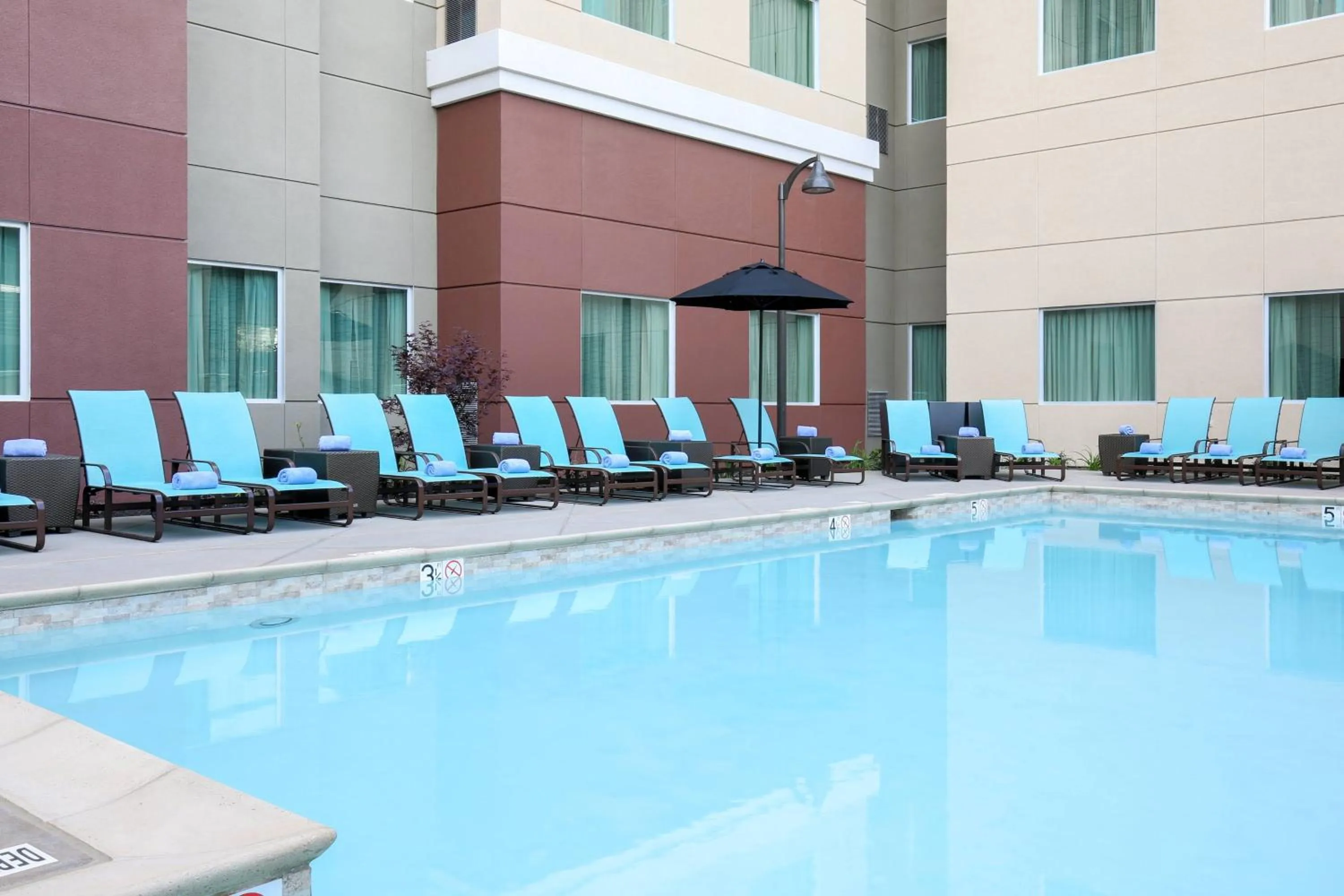 Swimming pool in Residence Inn by Marriott San Jose Airport