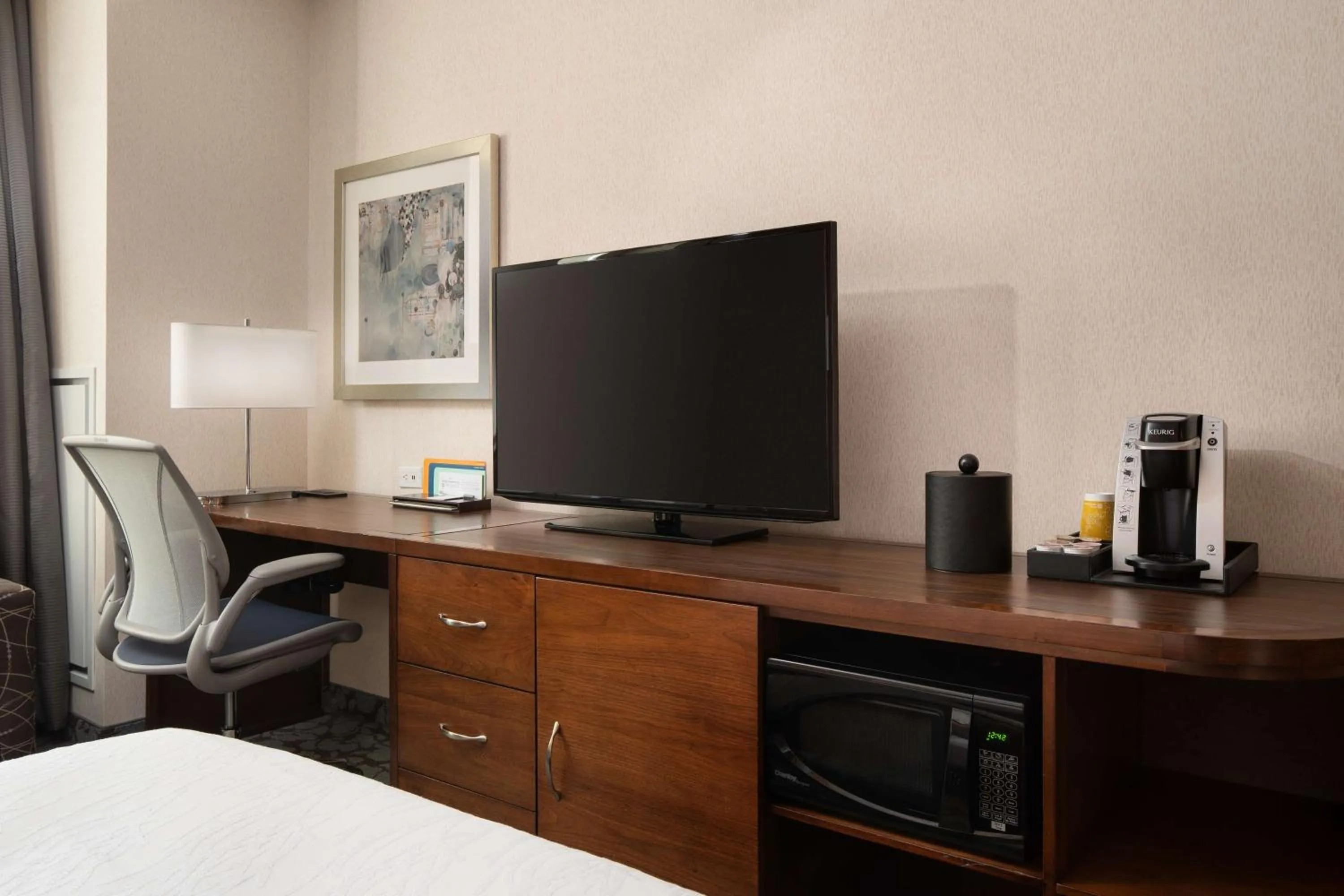 TV and multimedia, Bed in Hilton Garden Inn Long Island City