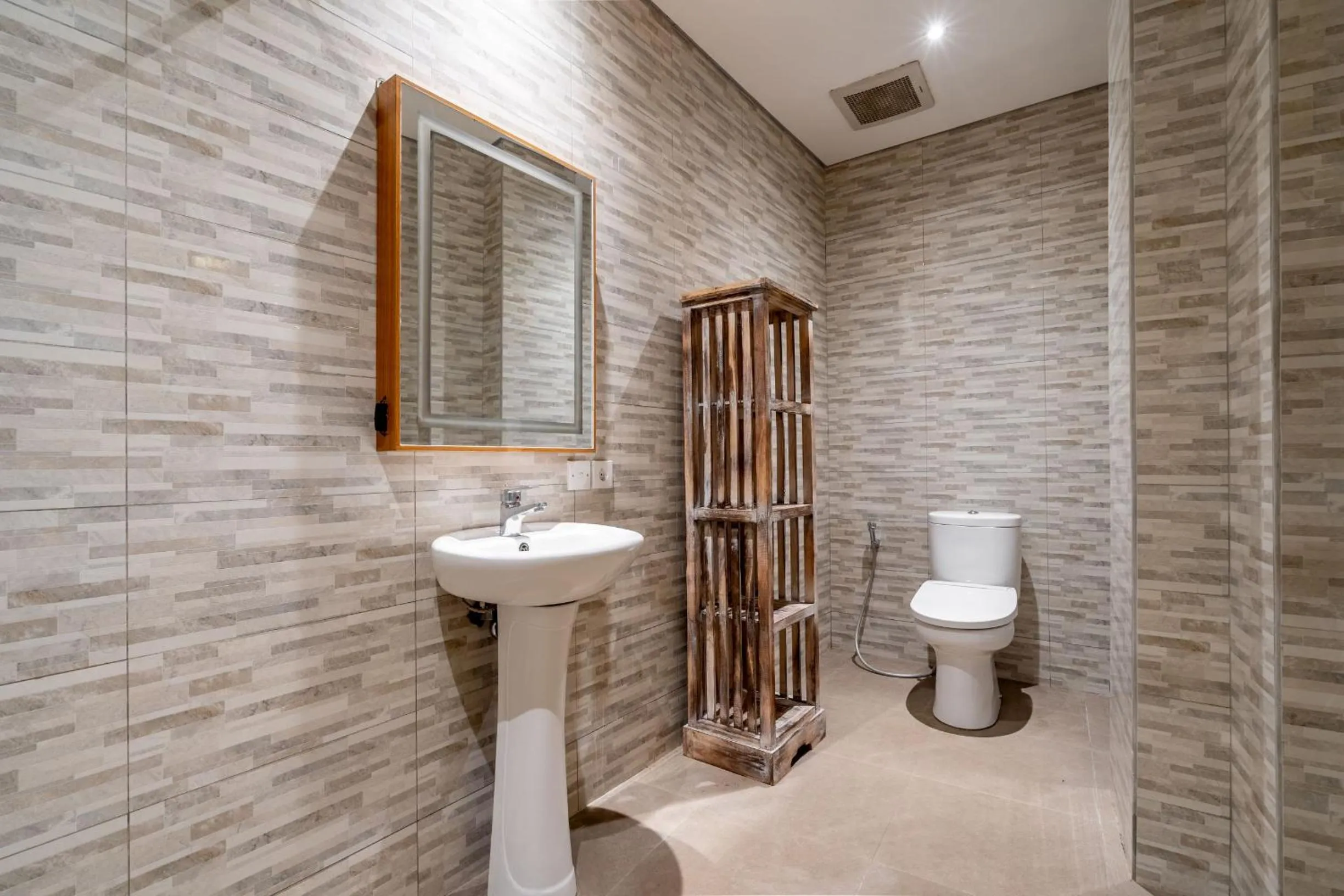 Toilet in Maru Fortuna Villa by Moria