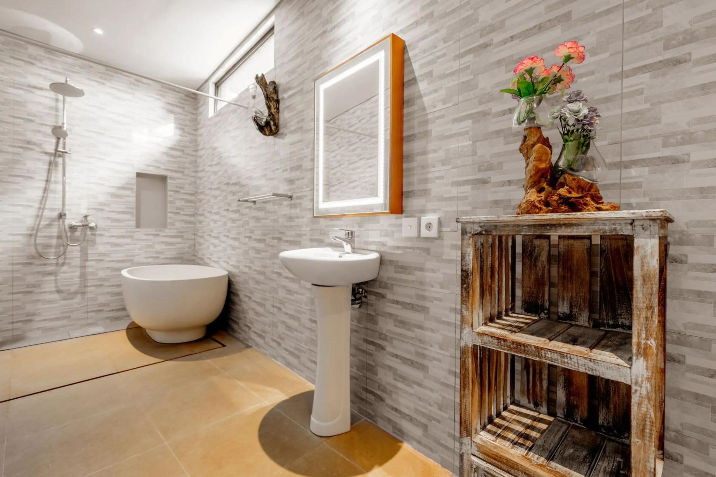 Shower in Maru Fortuna Villa by Moria