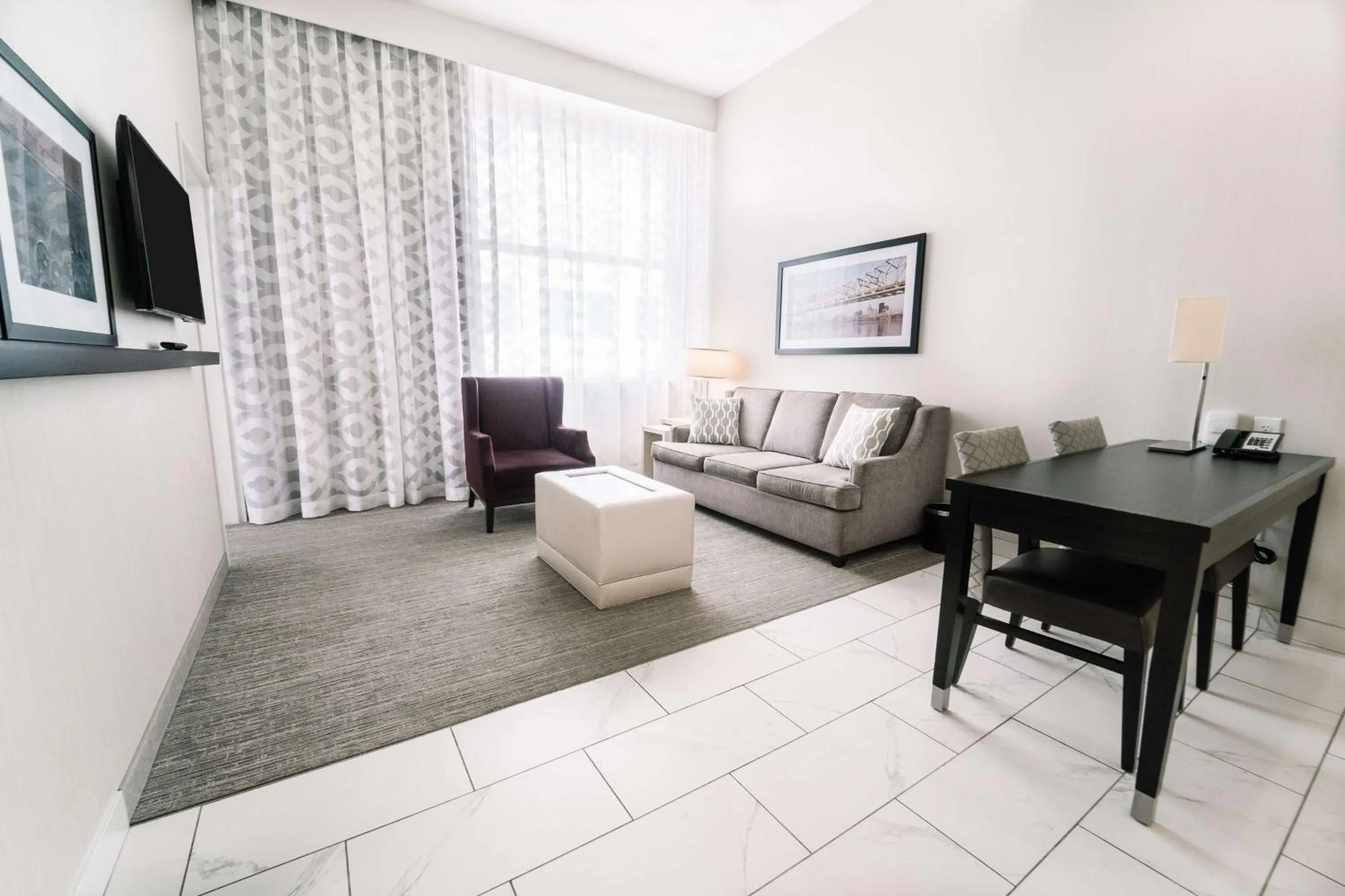 Bedroom in Embassy Suites Louisville Downtown