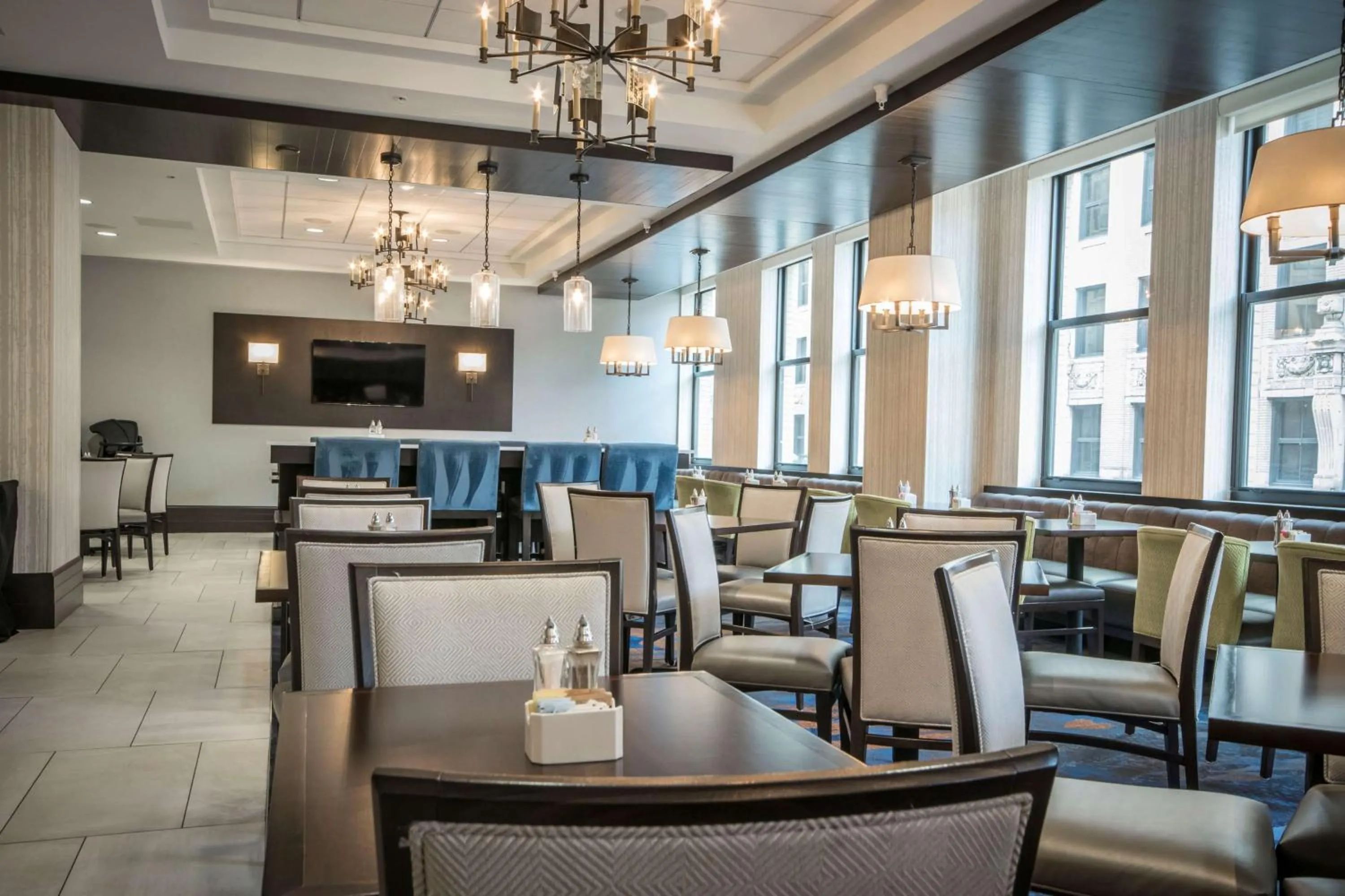 Restaurant/places to eat in Embassy Suites Louisville Downtown