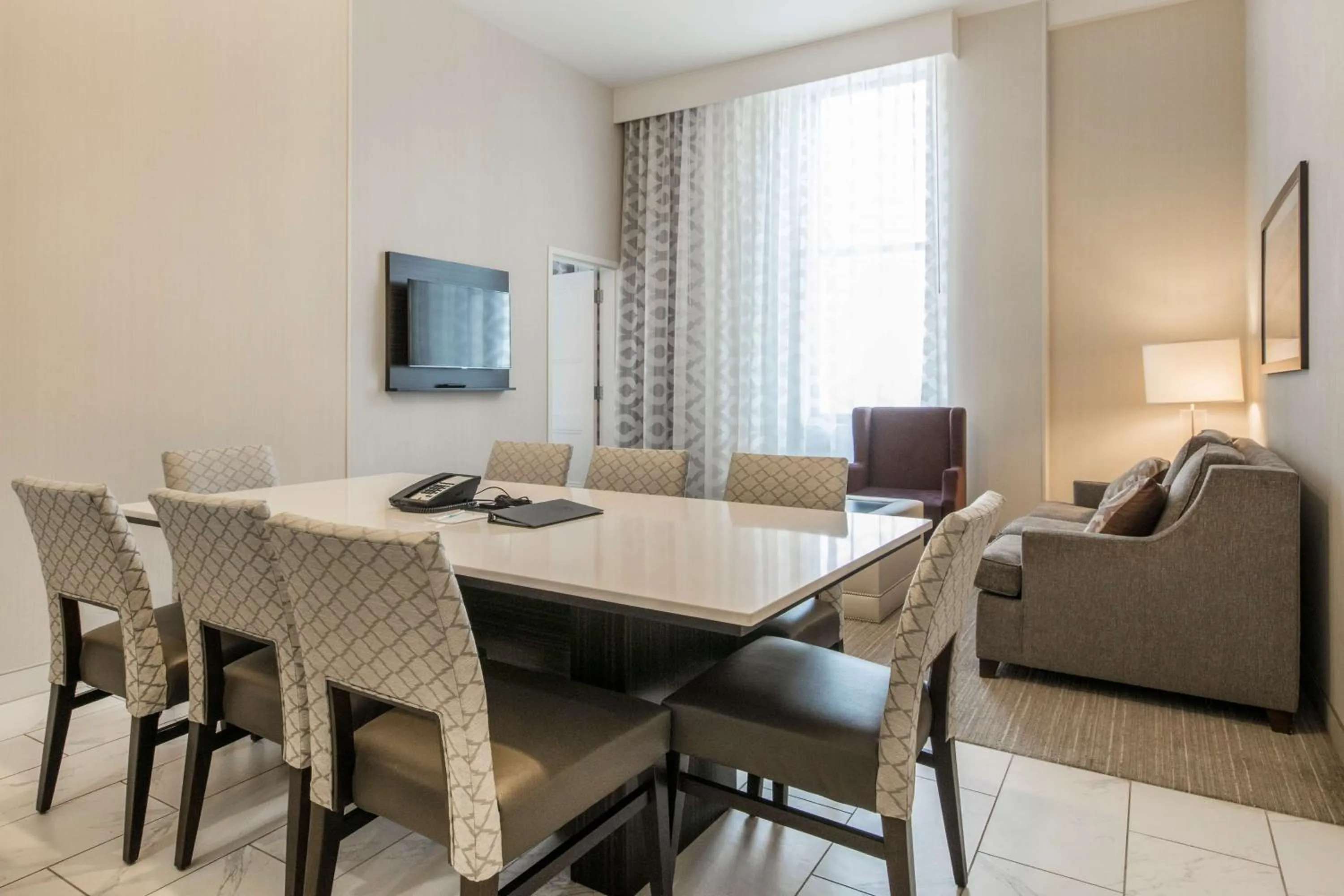 Living room in Embassy Suites Louisville Downtown