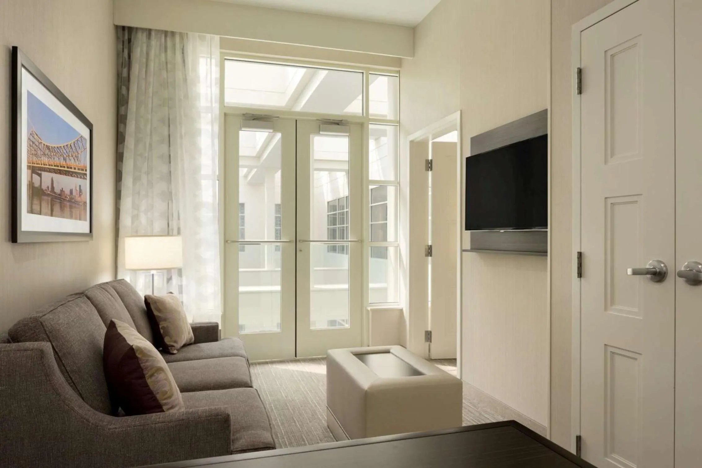 Living room in Embassy Suites Louisville Downtown