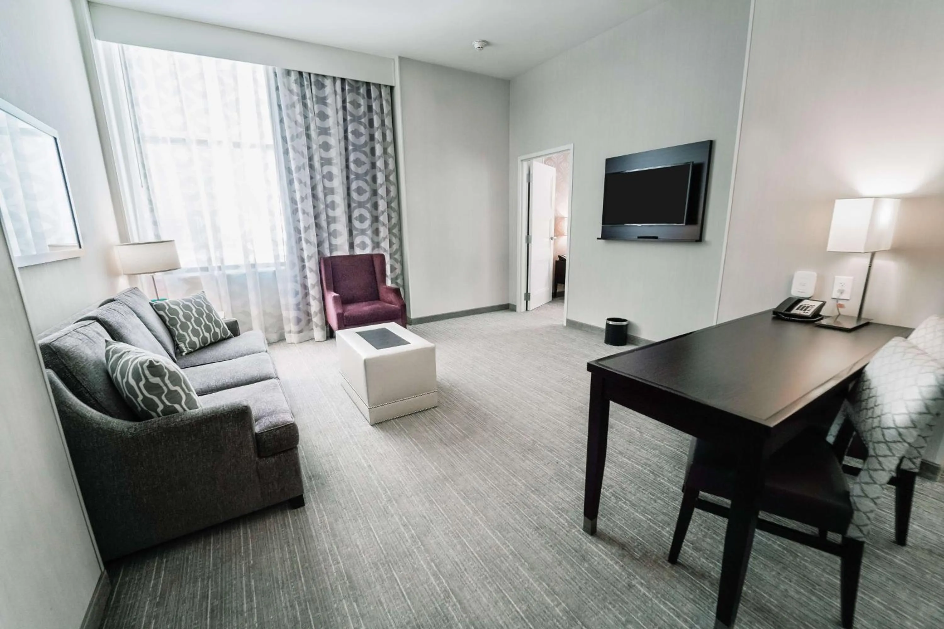 Living room in Embassy Suites Louisville Downtown