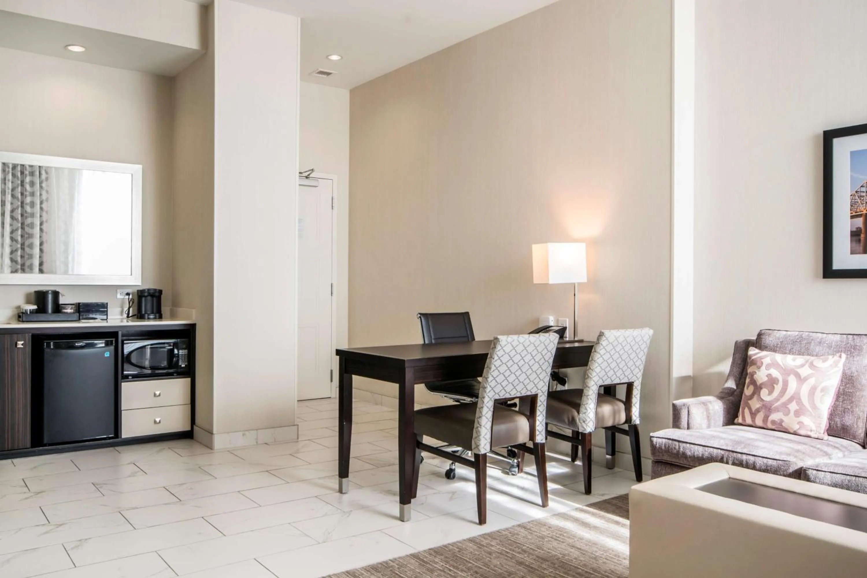 Living room in Embassy Suites Louisville Downtown