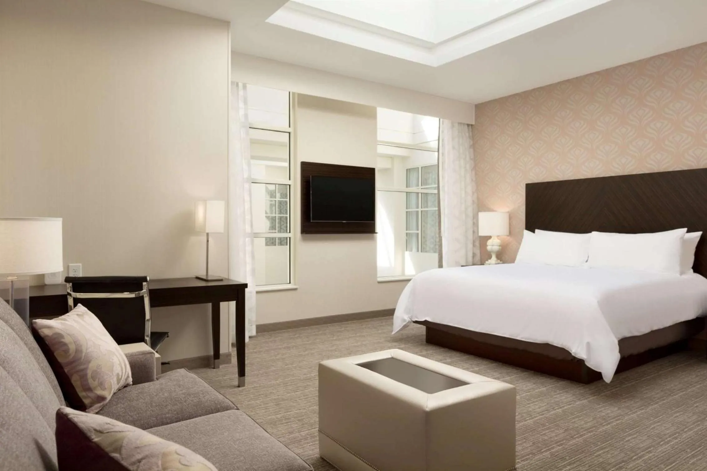 Bed in Embassy Suites Louisville Downtown