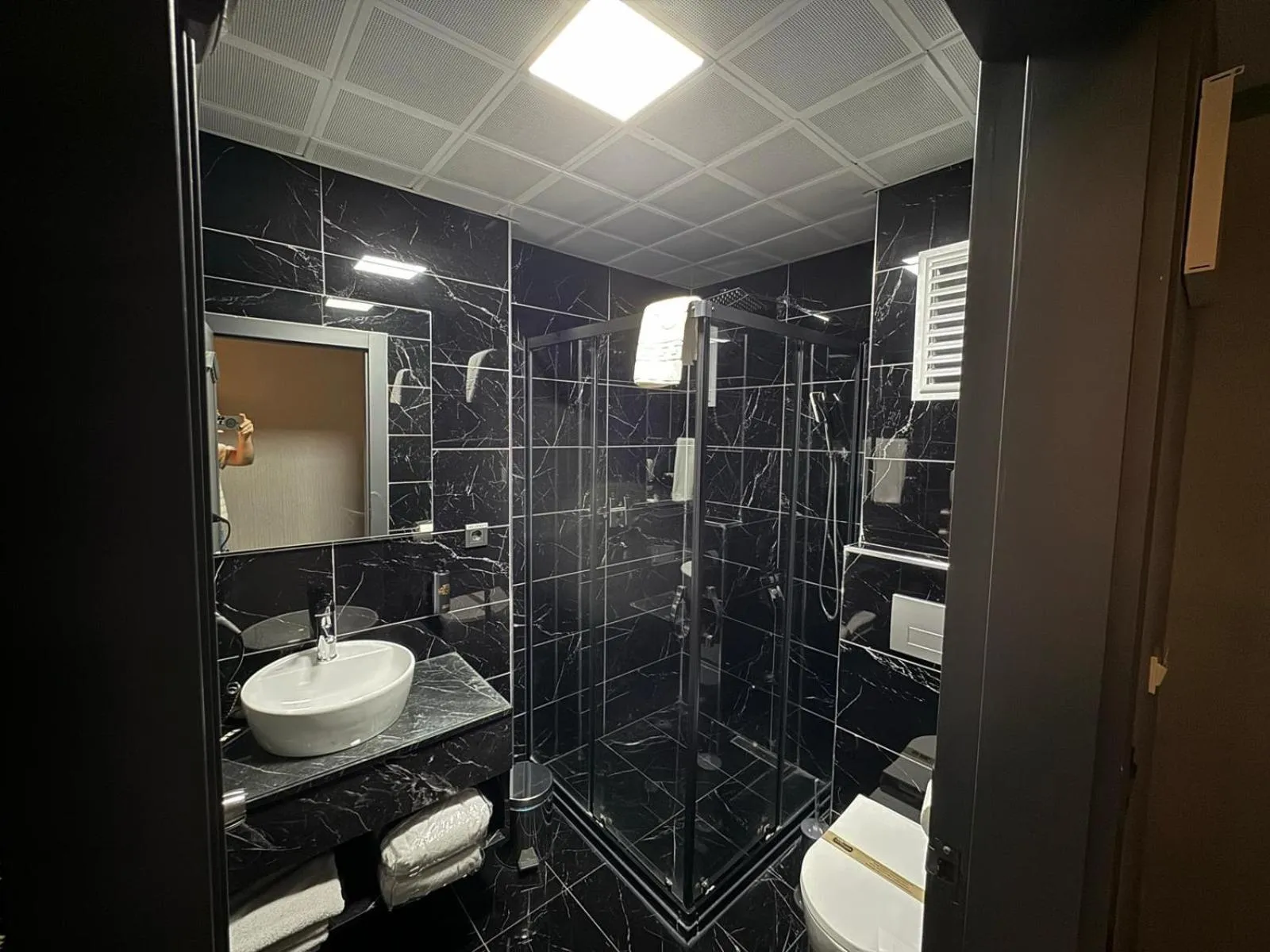 Shower in BÇ Ruby Hotel