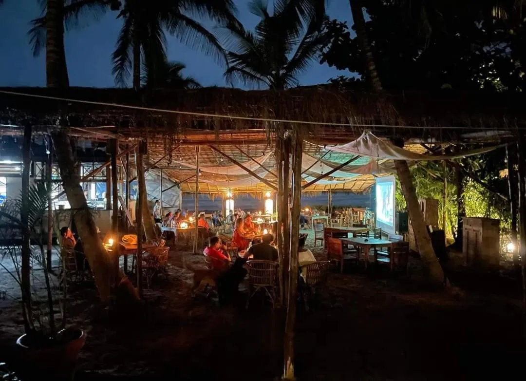 Restaurant/places to eat in Anahata Retreat Beach Front Ashwem Goa