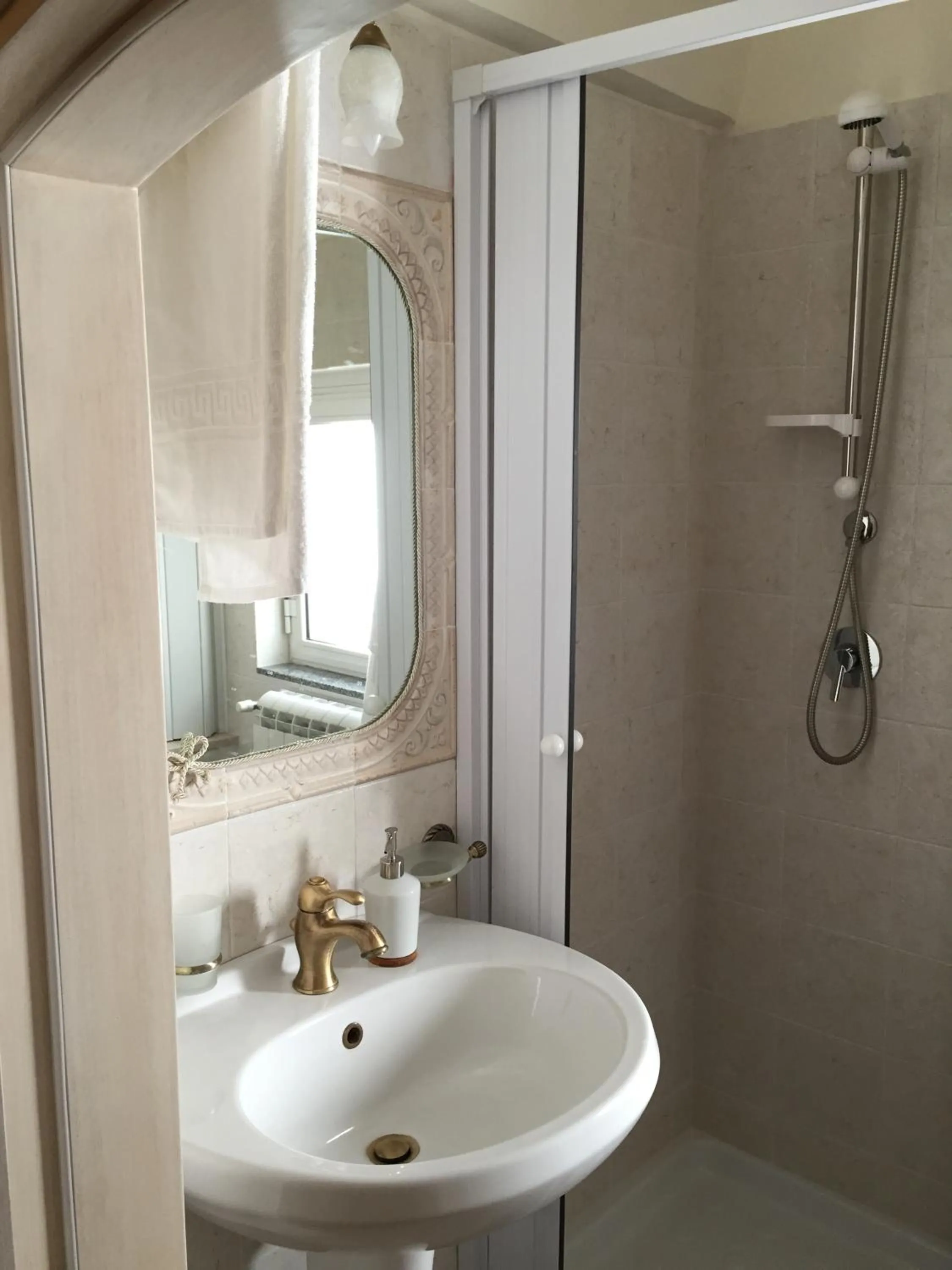 Bathroom in Archetto Bianco