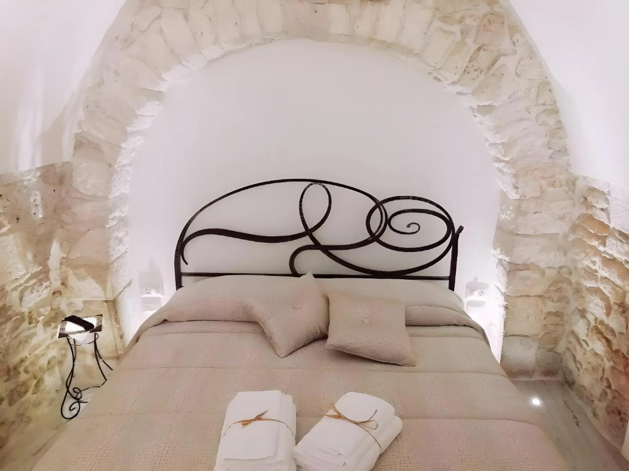 Bed in Archetto Bianco