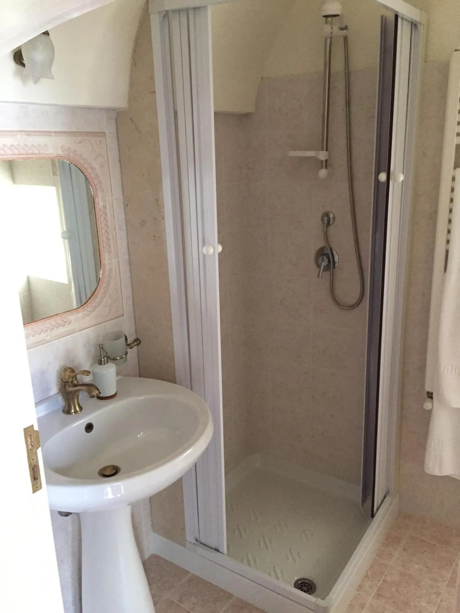 Bathroom in Archetto Bianco