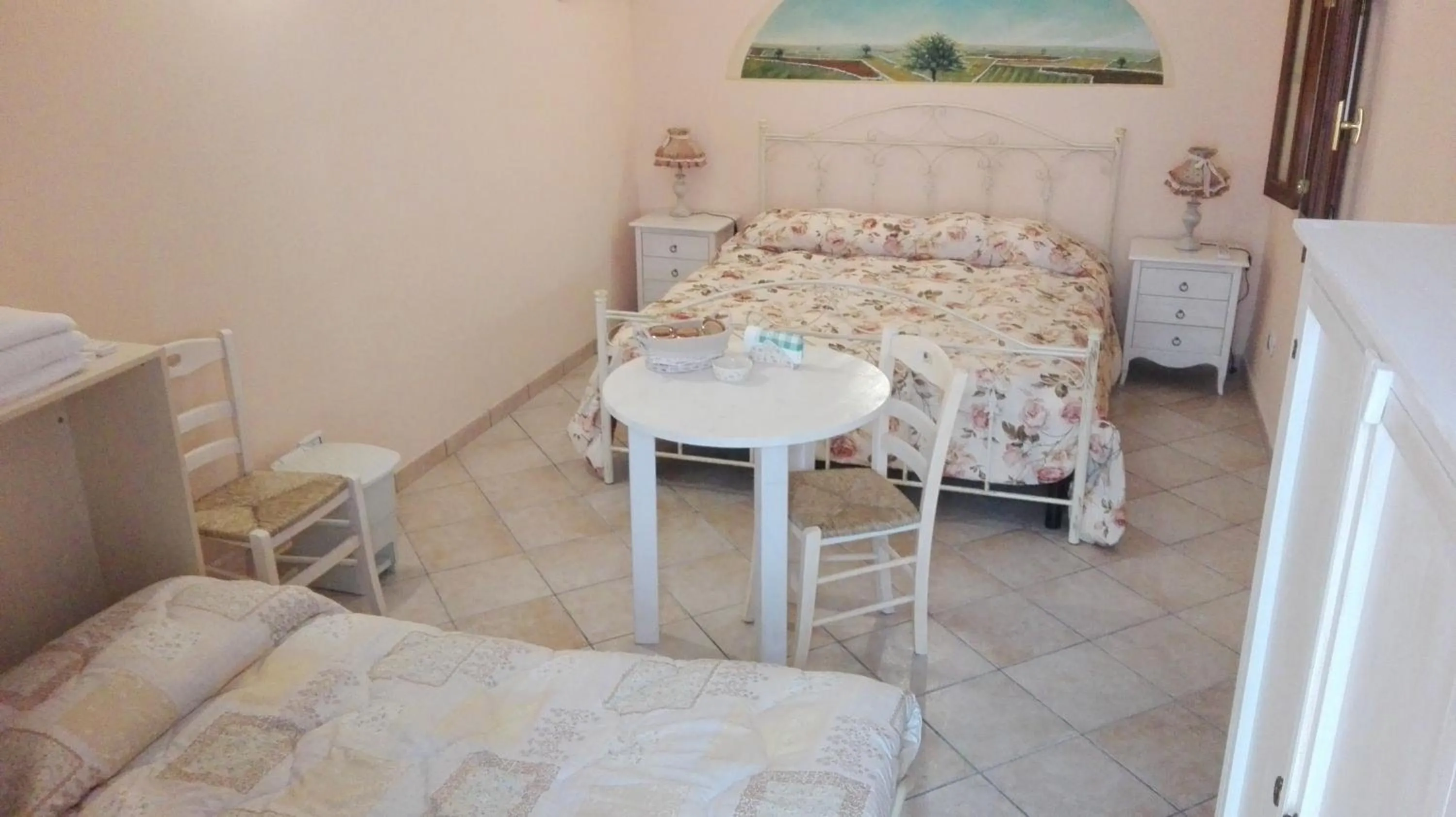 Photo of the whole room, Bed in Archetto Bianco