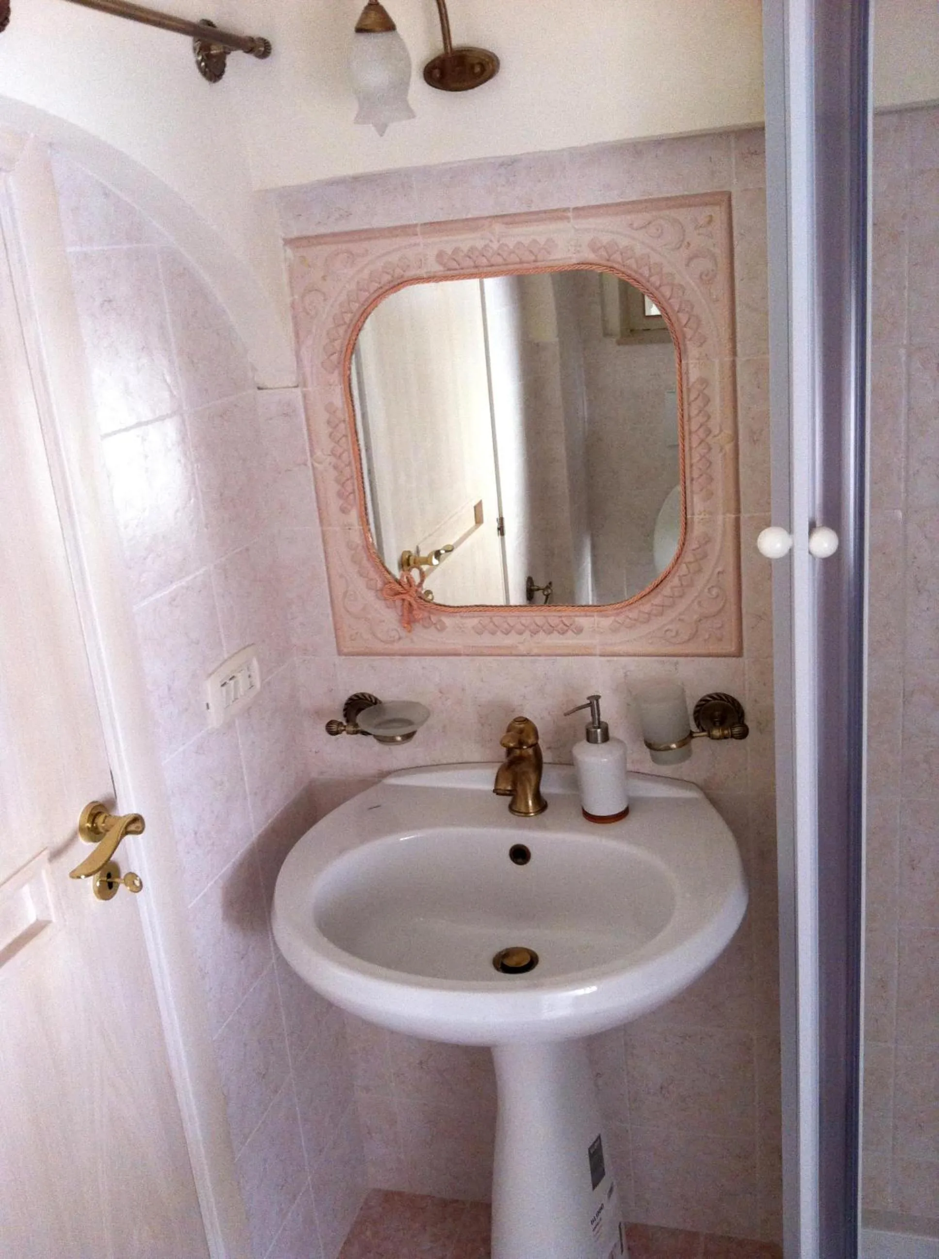 Bathroom in Archetto Bianco