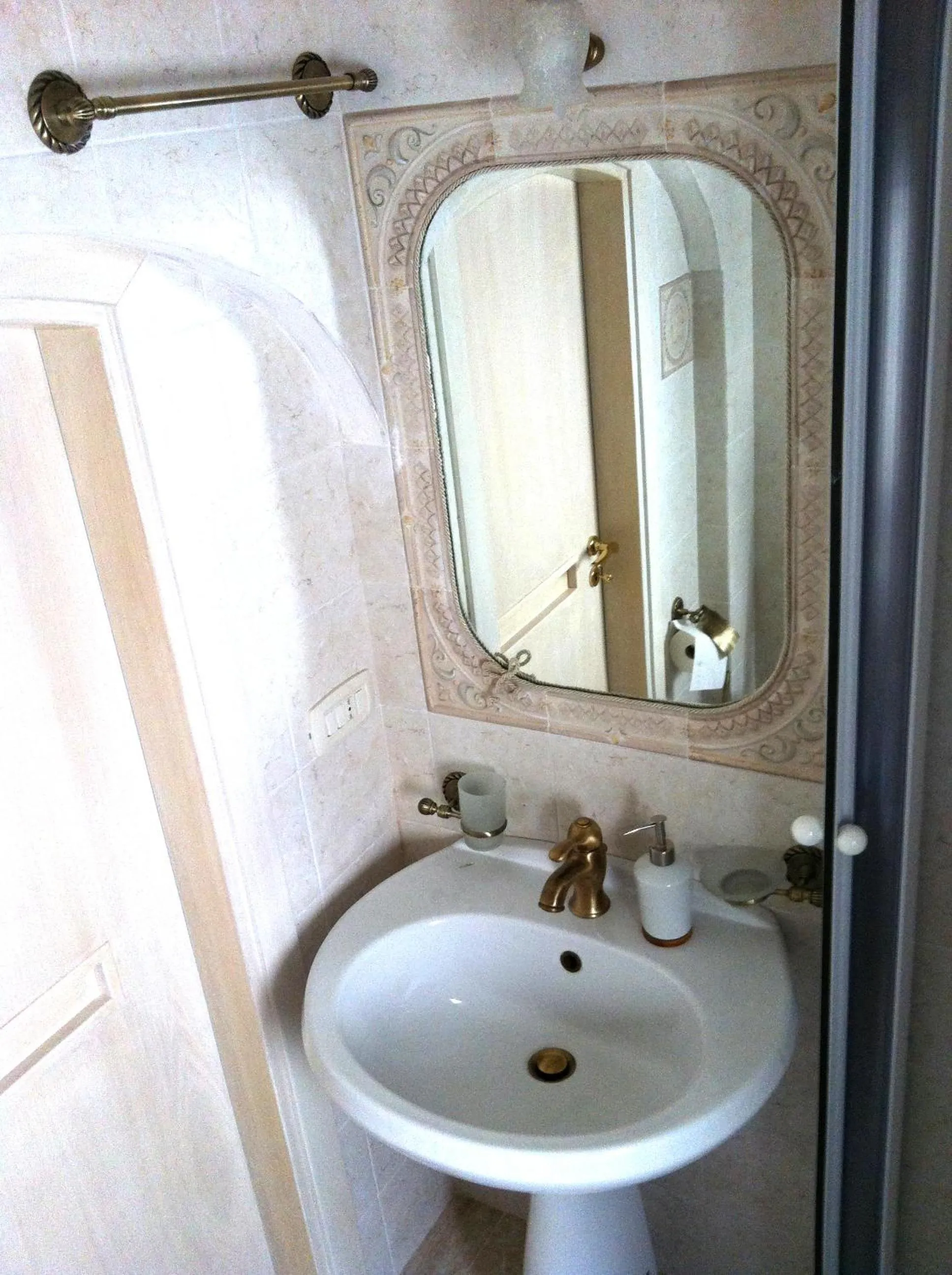 Bathroom in Archetto Bianco