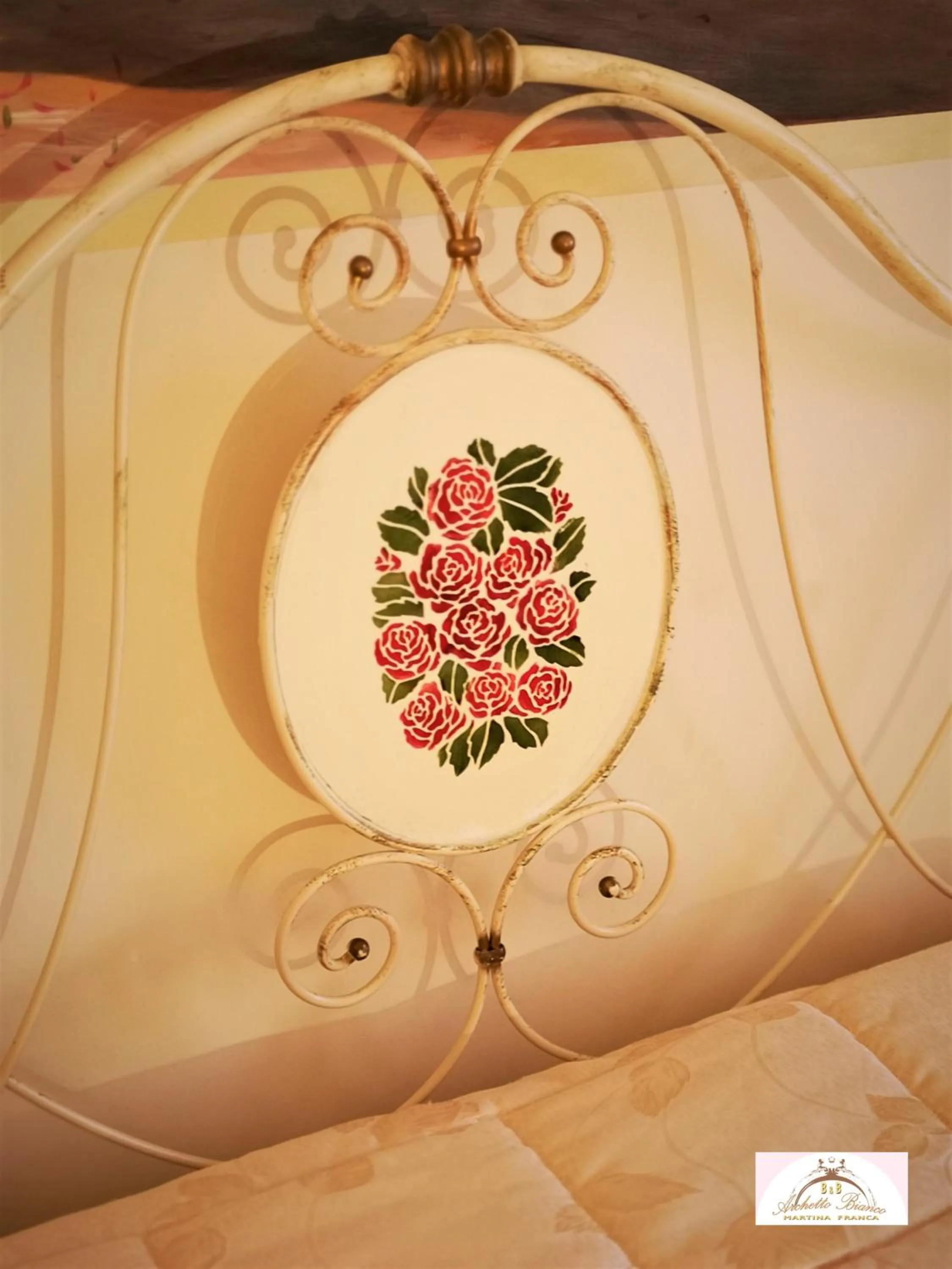 Decorative detail in Archetto Bianco