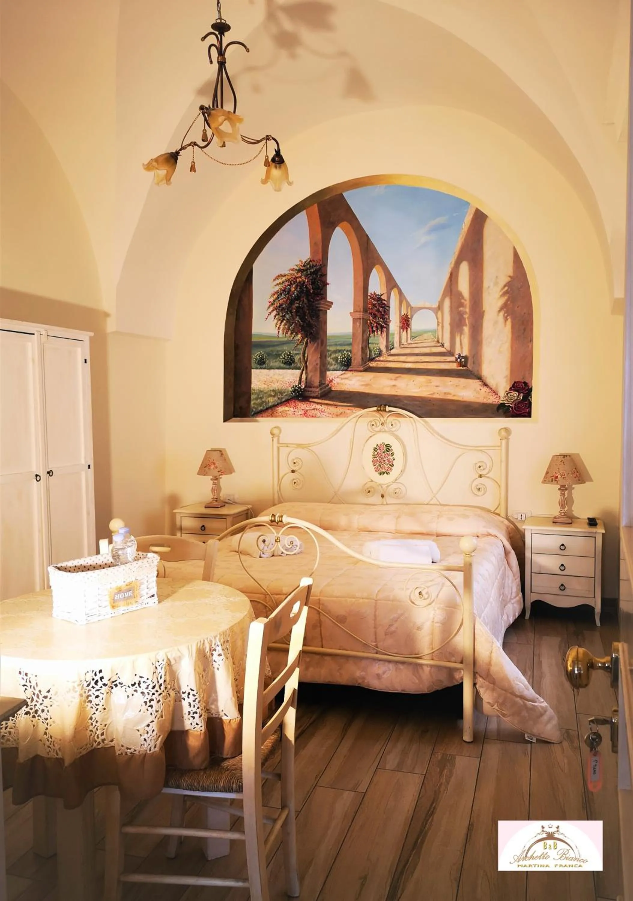 Photo of the whole room, Bed in Archetto Bianco