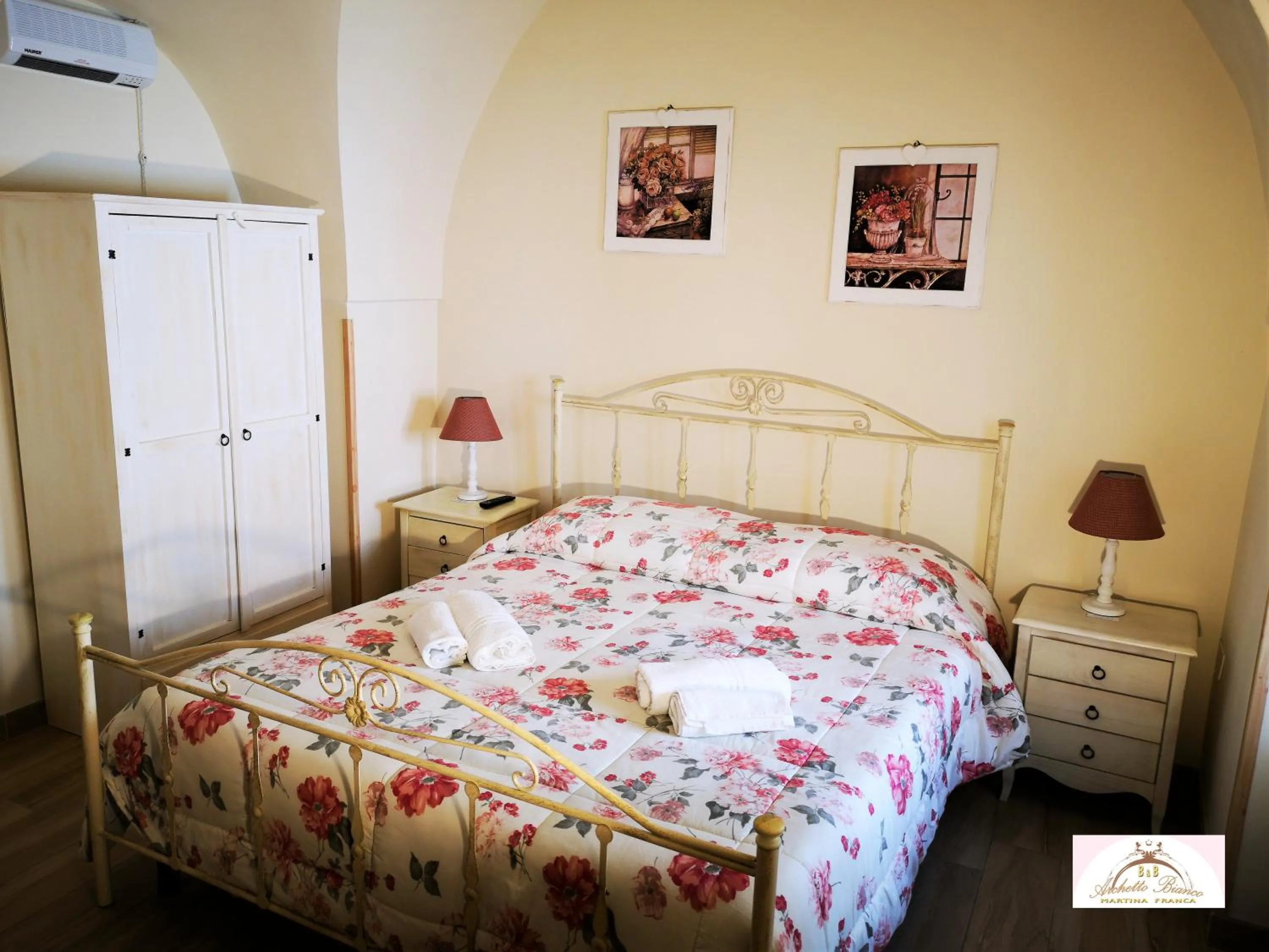 Photo of the whole room, Bed in Archetto Bianco