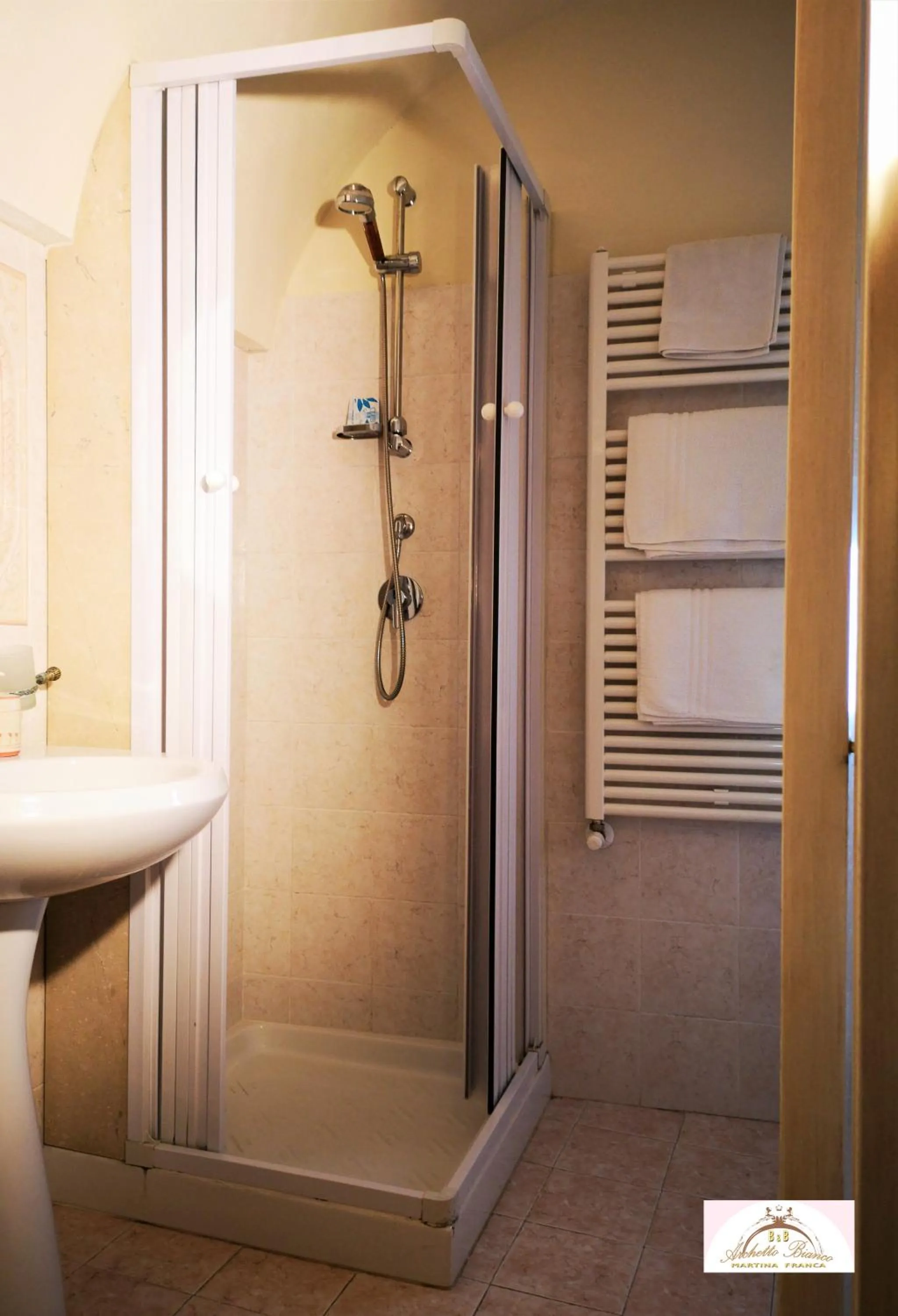 Bathroom in Archetto Bianco