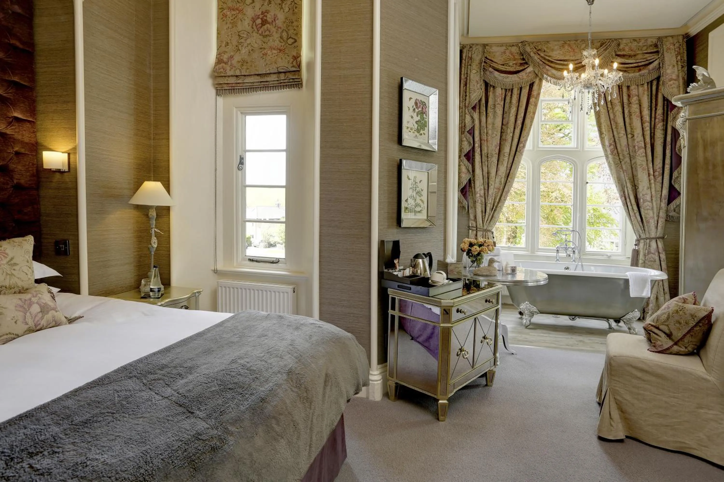 Bedroom, Bed in Falcon Manor Hotel