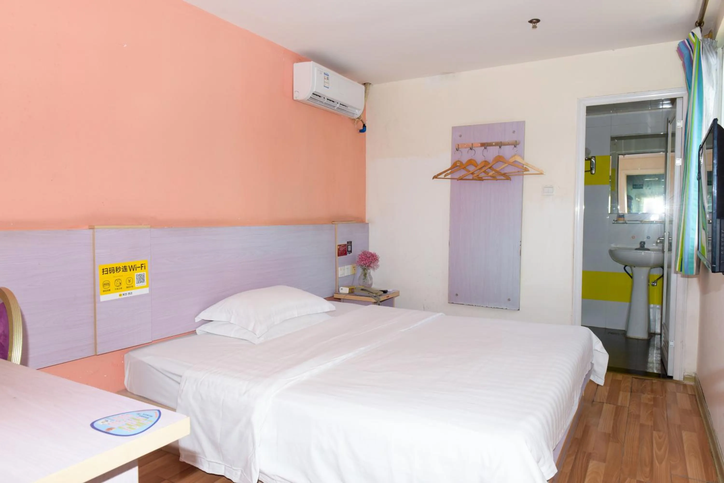 Photo of the whole room in M Hotel Xiamen Haicang Maqing Road Metro Station