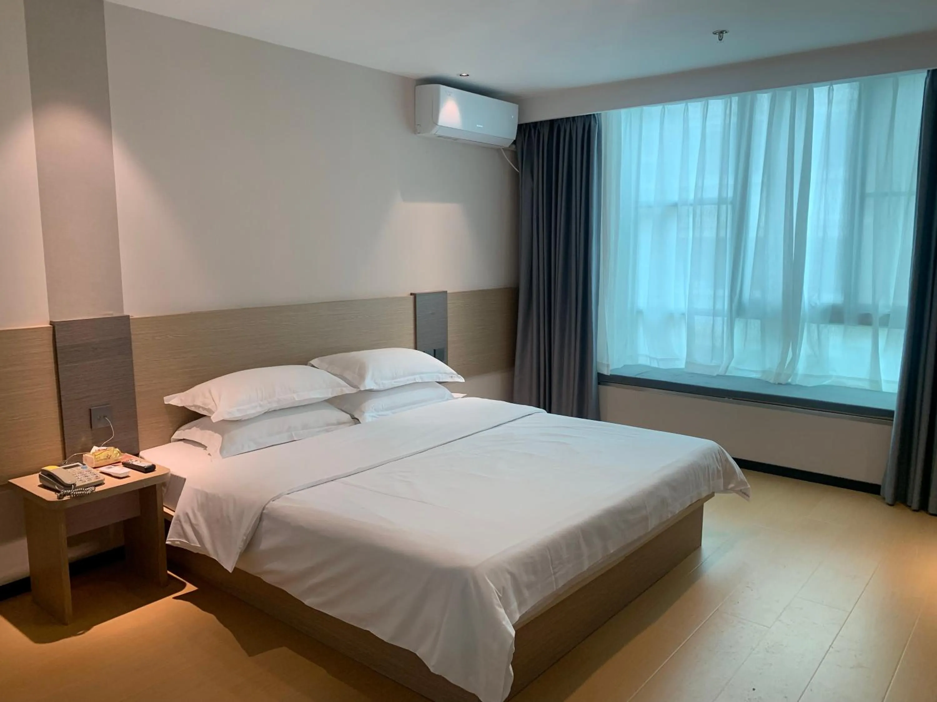 Bed in M Hotel Xiamen Haicang Maqing Road Metro Station