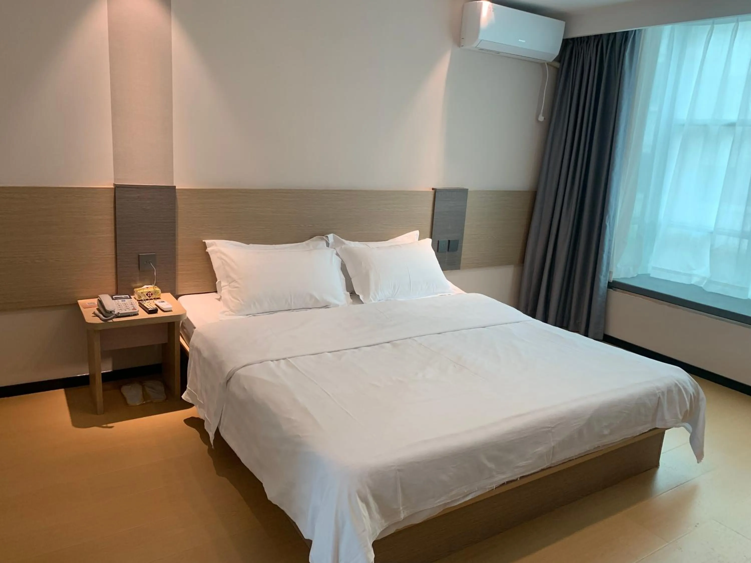 Bed in M Hotel Xiamen Haicang Maqing Road Metro Station