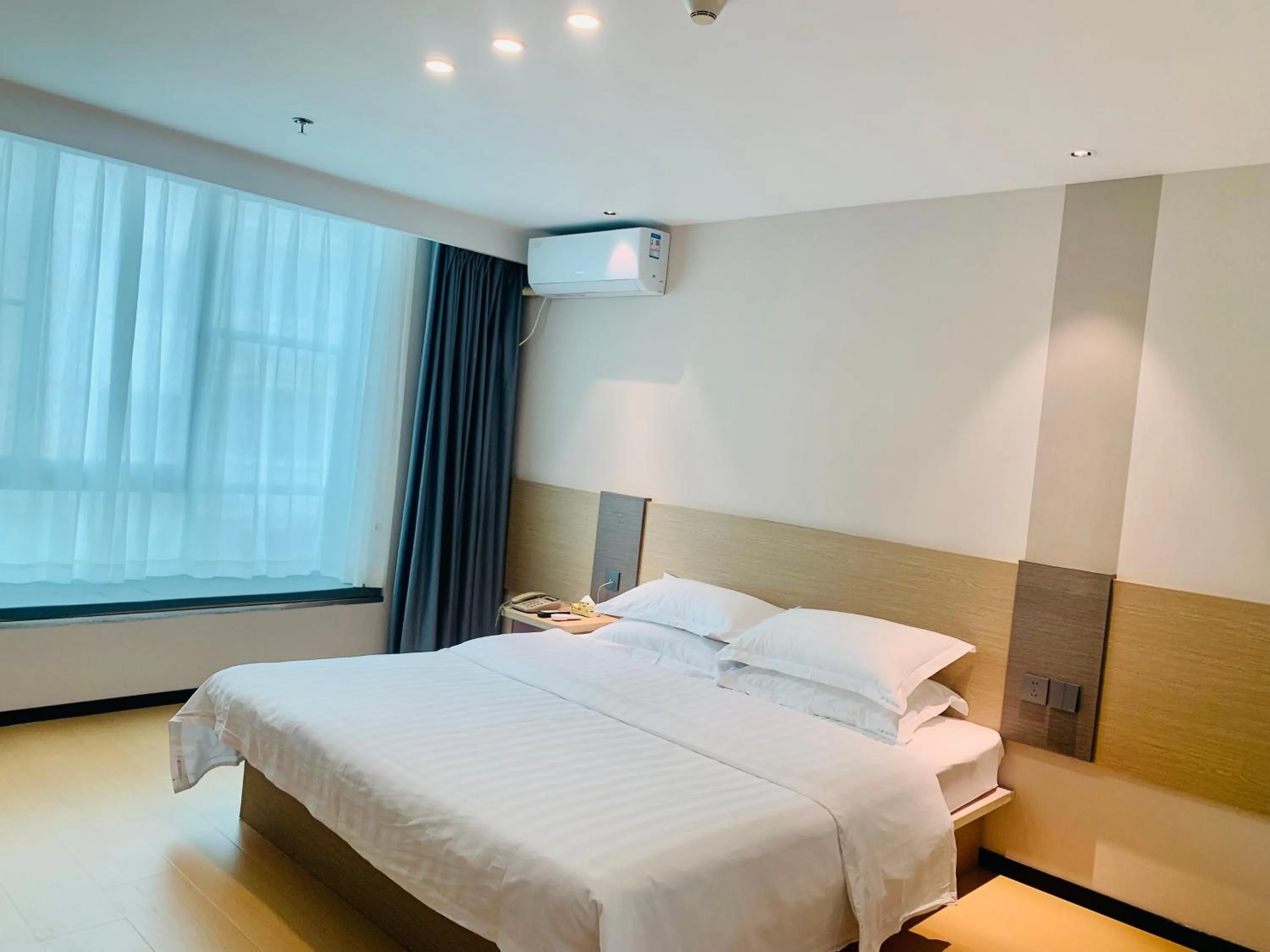 Photo of the whole room in M Hotel Xiamen Haicang Maqing Road Metro Station