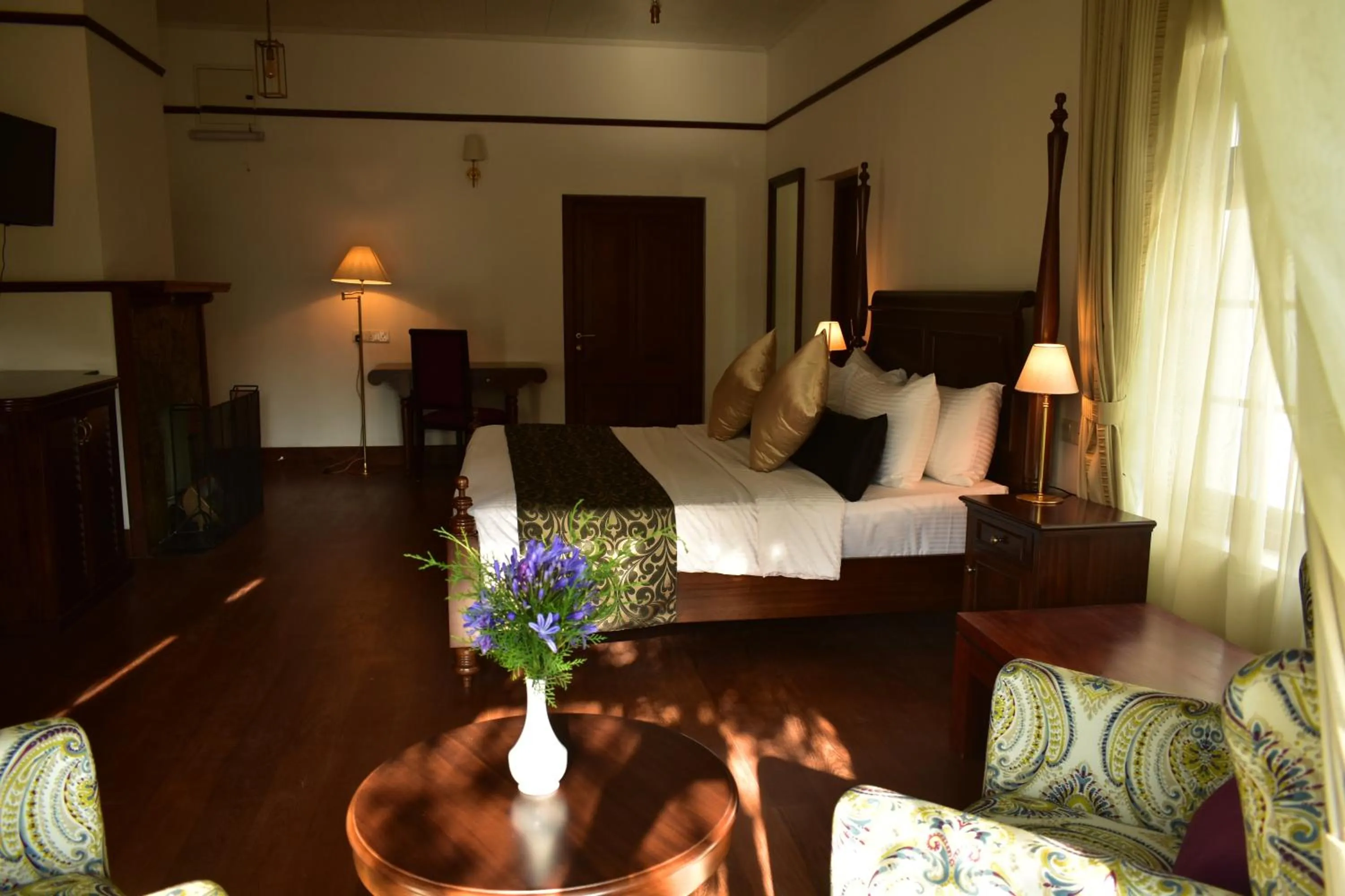 Photo of the whole room, Bed in Hill Cottage