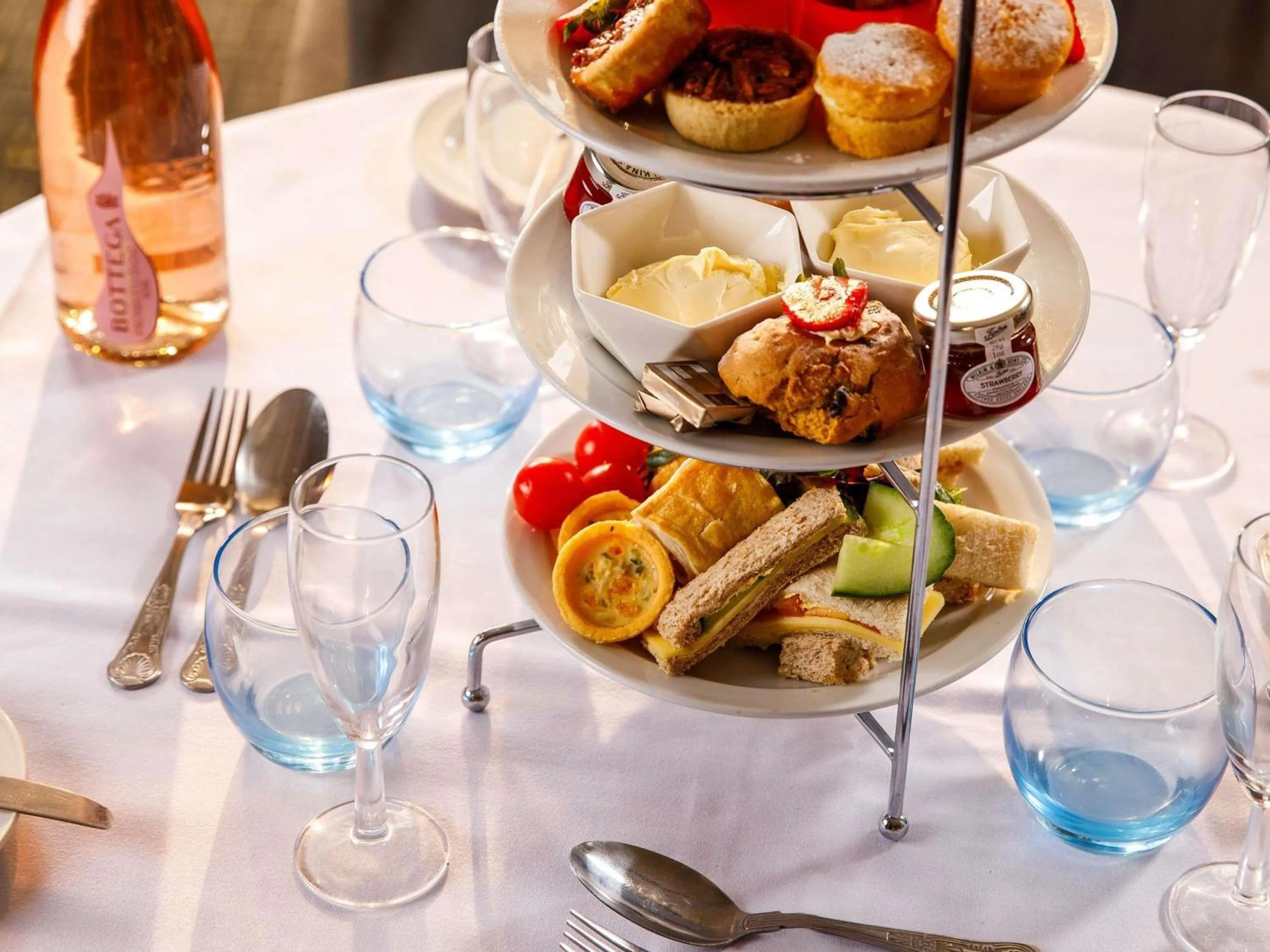 Restaurant/places to eat in The Harlow Hotel By AccorHotels