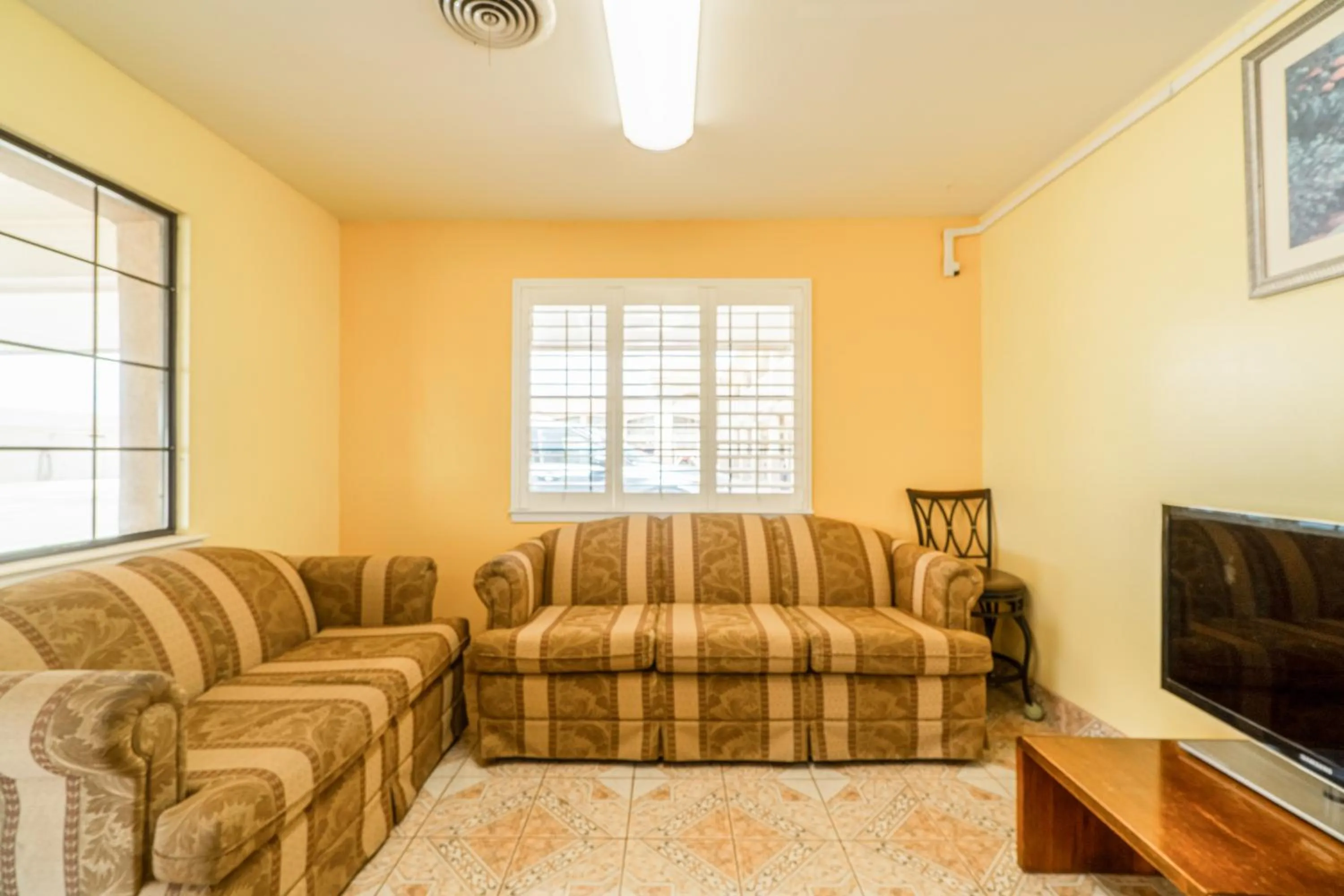 Seating area in Shale Inn Andrews by OYO