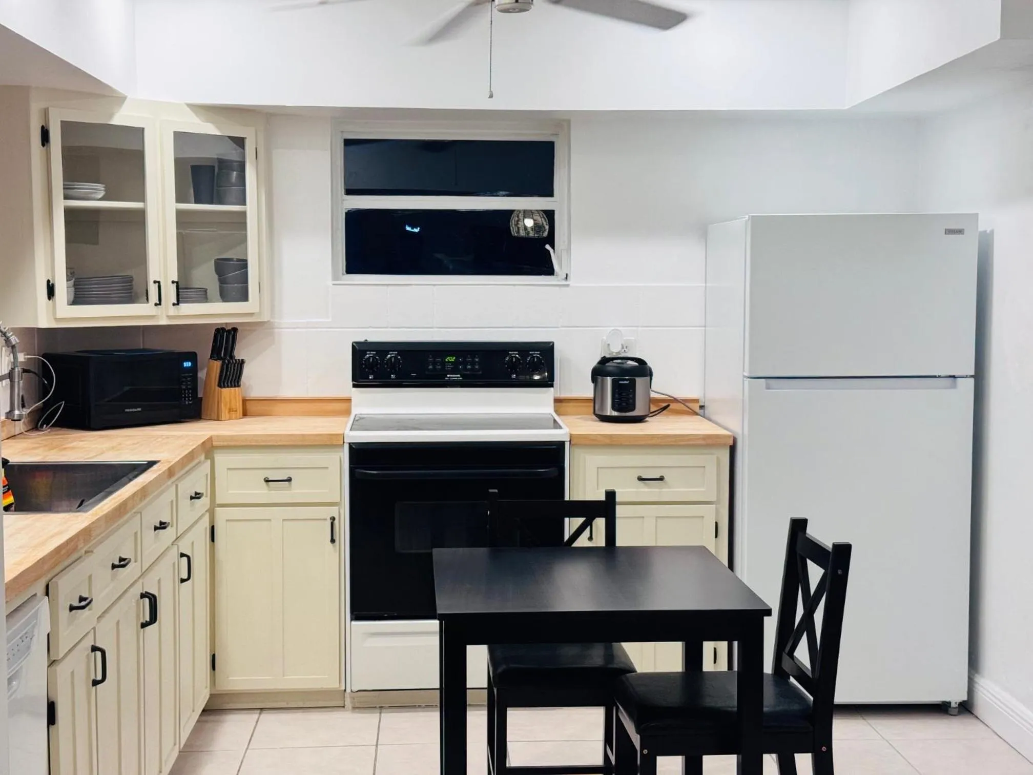 Kitchen or kitchenette in Wilton Manors Guesthouse