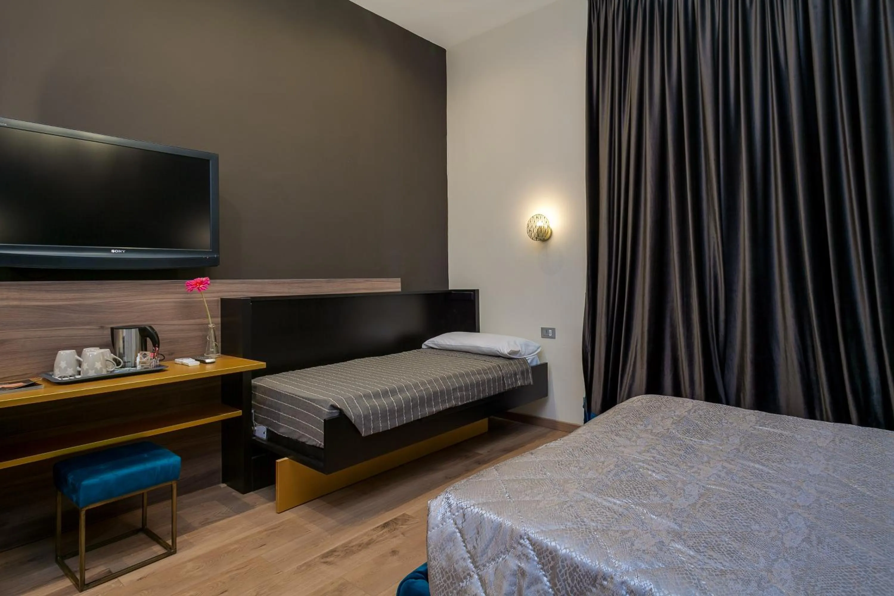 Bed in Flat 285 La Suite