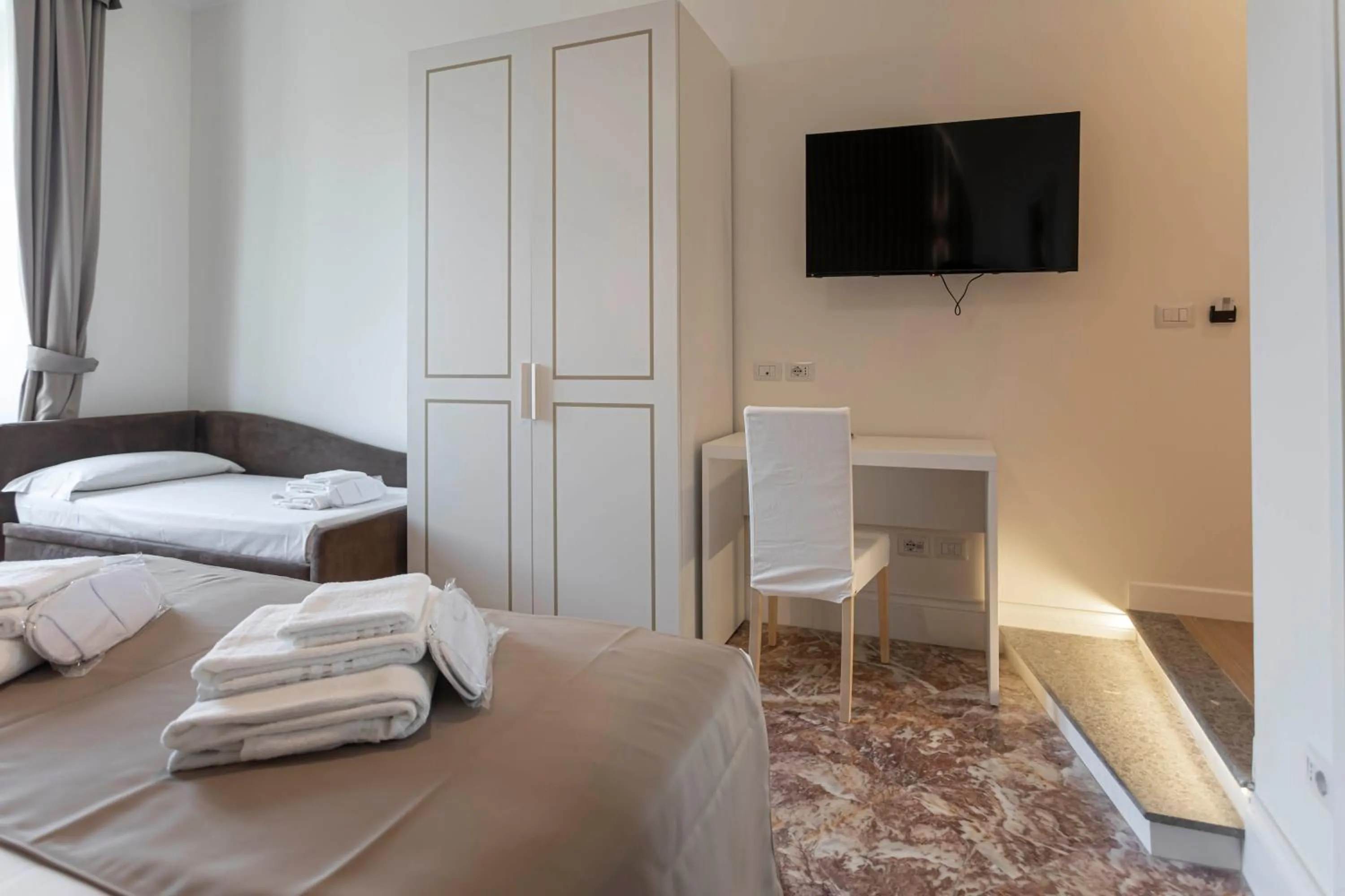 Bed in Flat 285 La Suite