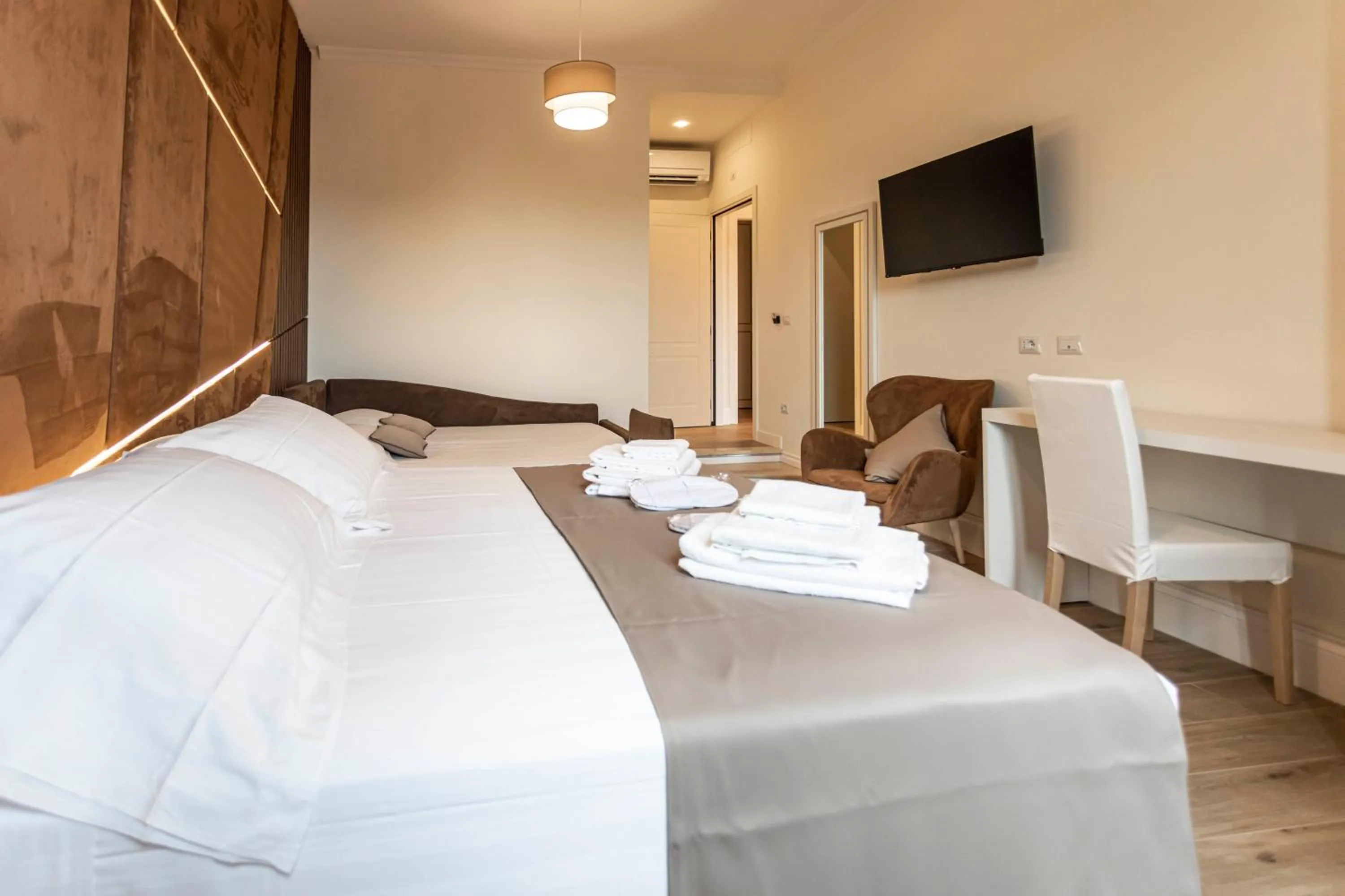 Bed in Flat 285 La Suite