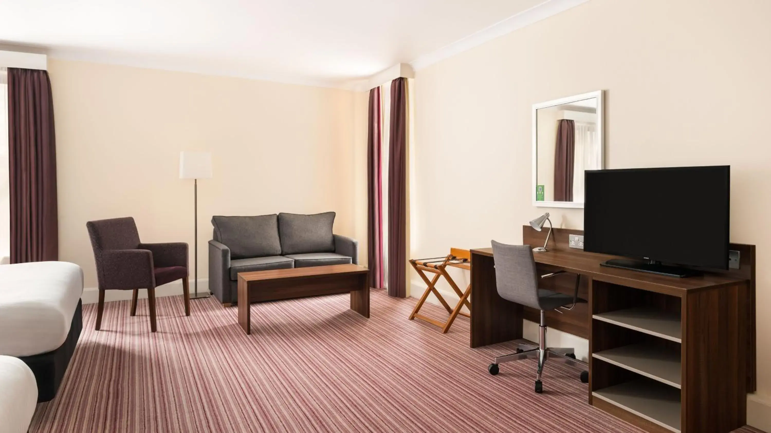 Premium Queen Room with Two Queens and One Sofa Bed in Holiday Inn Rotherham-Sheffield M1,Jct.33 by IHG Premium Queen Room with Two Queens and One Sofa Bed in Holiday Inn Rotherham-Sheffield M1,Jct.33 by IHG