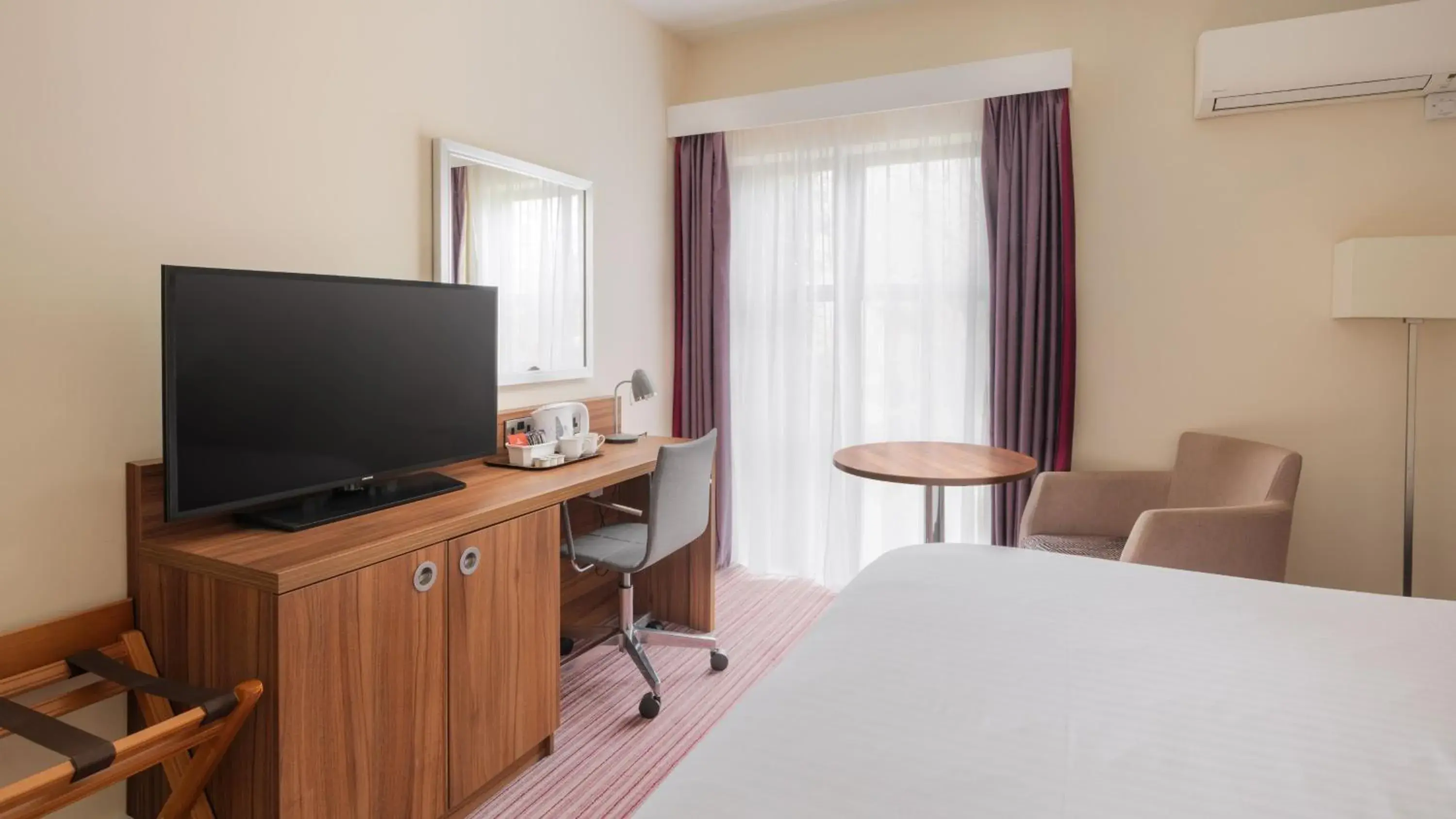 Standard Room in Holiday Inn Rotherham-Sheffield M1,Jct.33 by IHG Standard Room in Holiday Inn Rotherham-Sheffield M1,Jct.33 by IHG