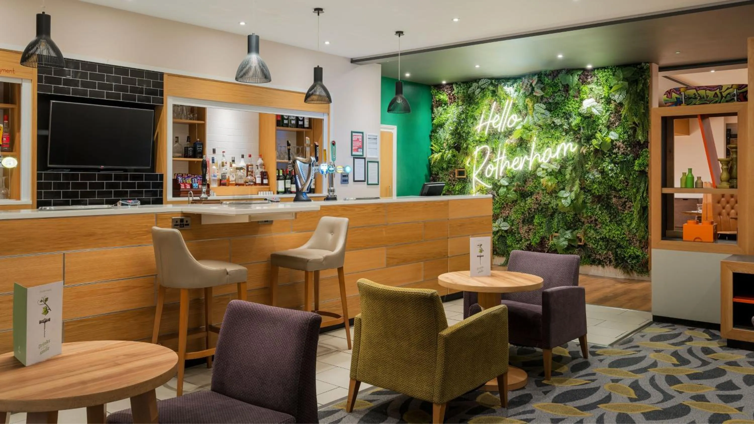 Lounge or bar in Holiday Inn Rotherham-Sheffield M1,Jct.33 by IHG