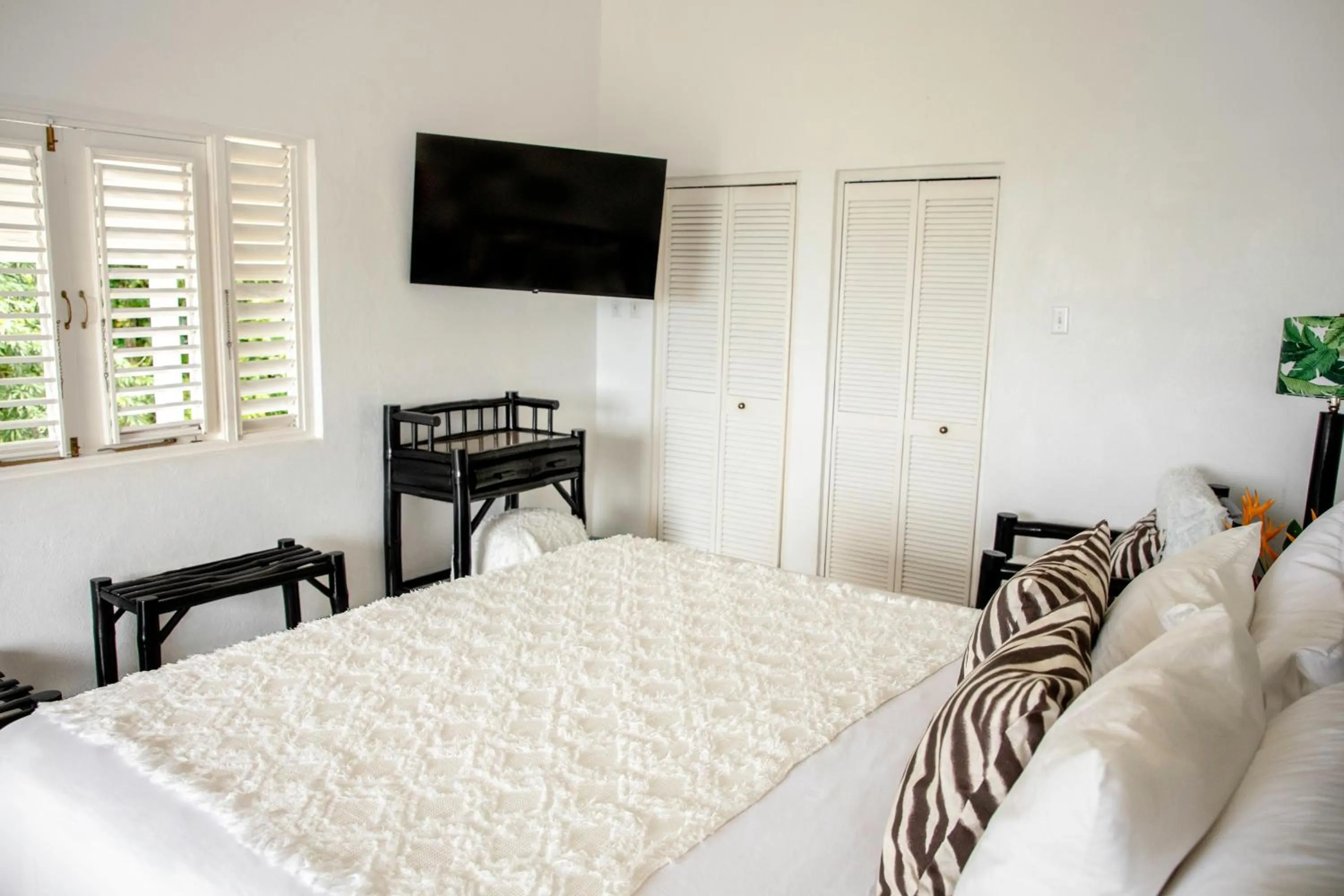 Bedroom, Bed in LF Jungle Retreat