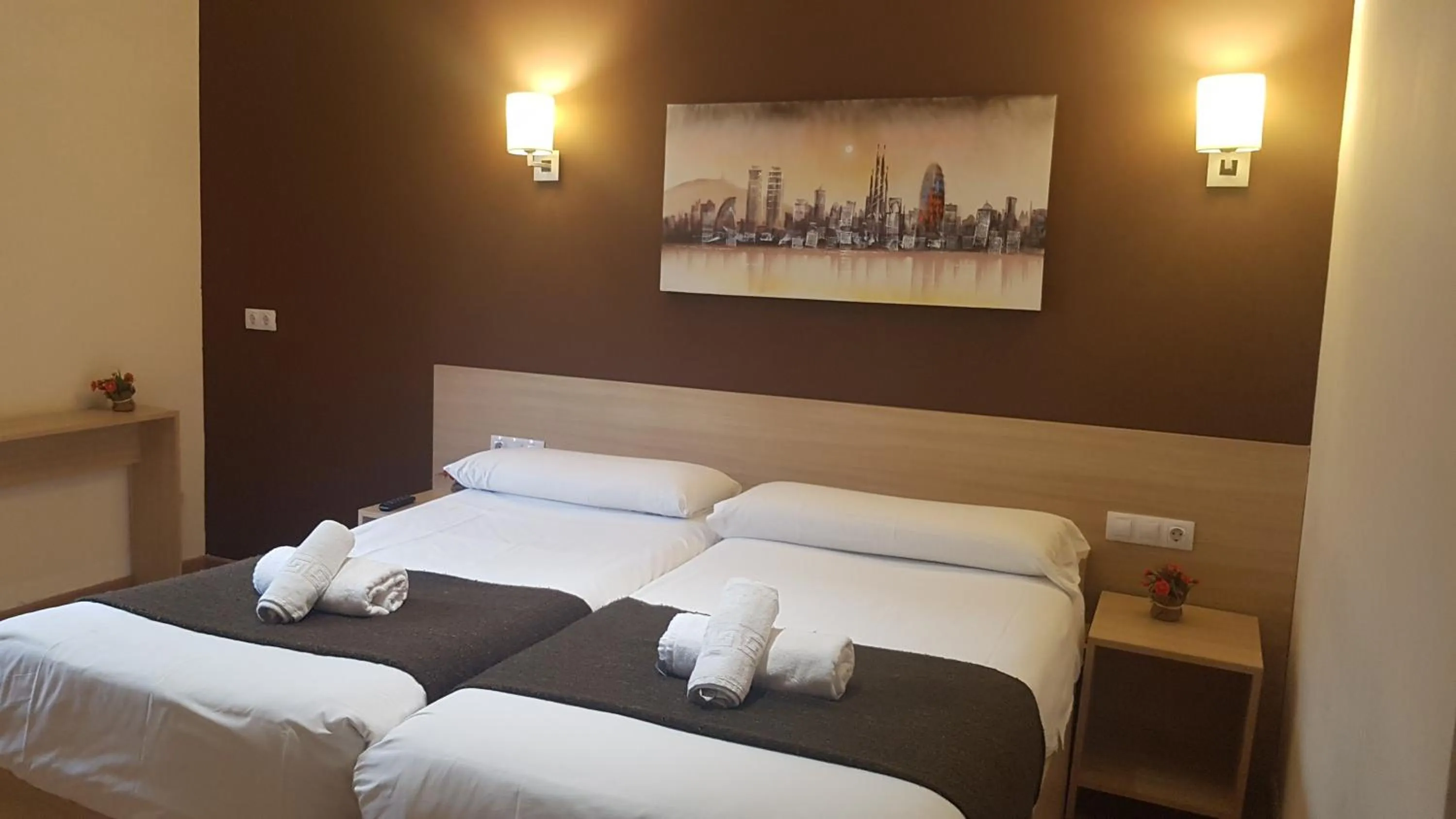 Bed in Hostal Barcelona Travel