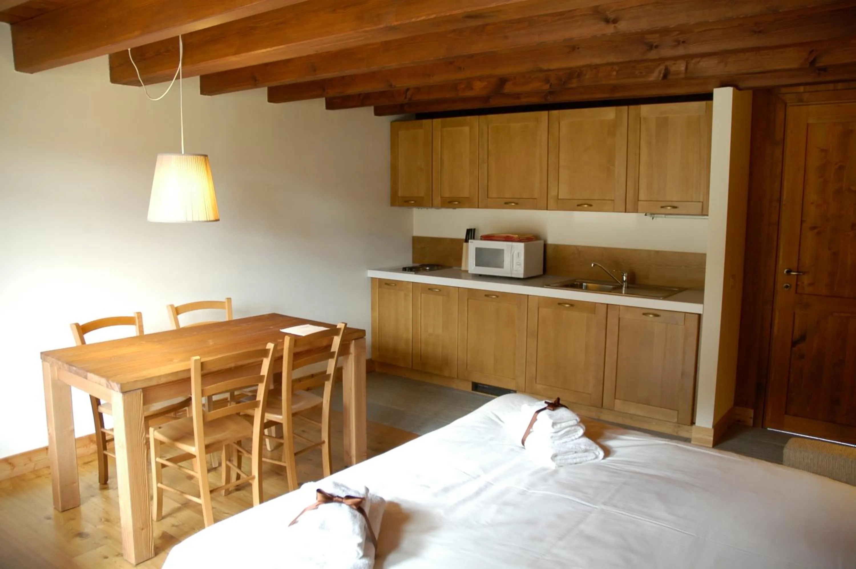 Dining area, Bed in Pietre Gemelle Resort