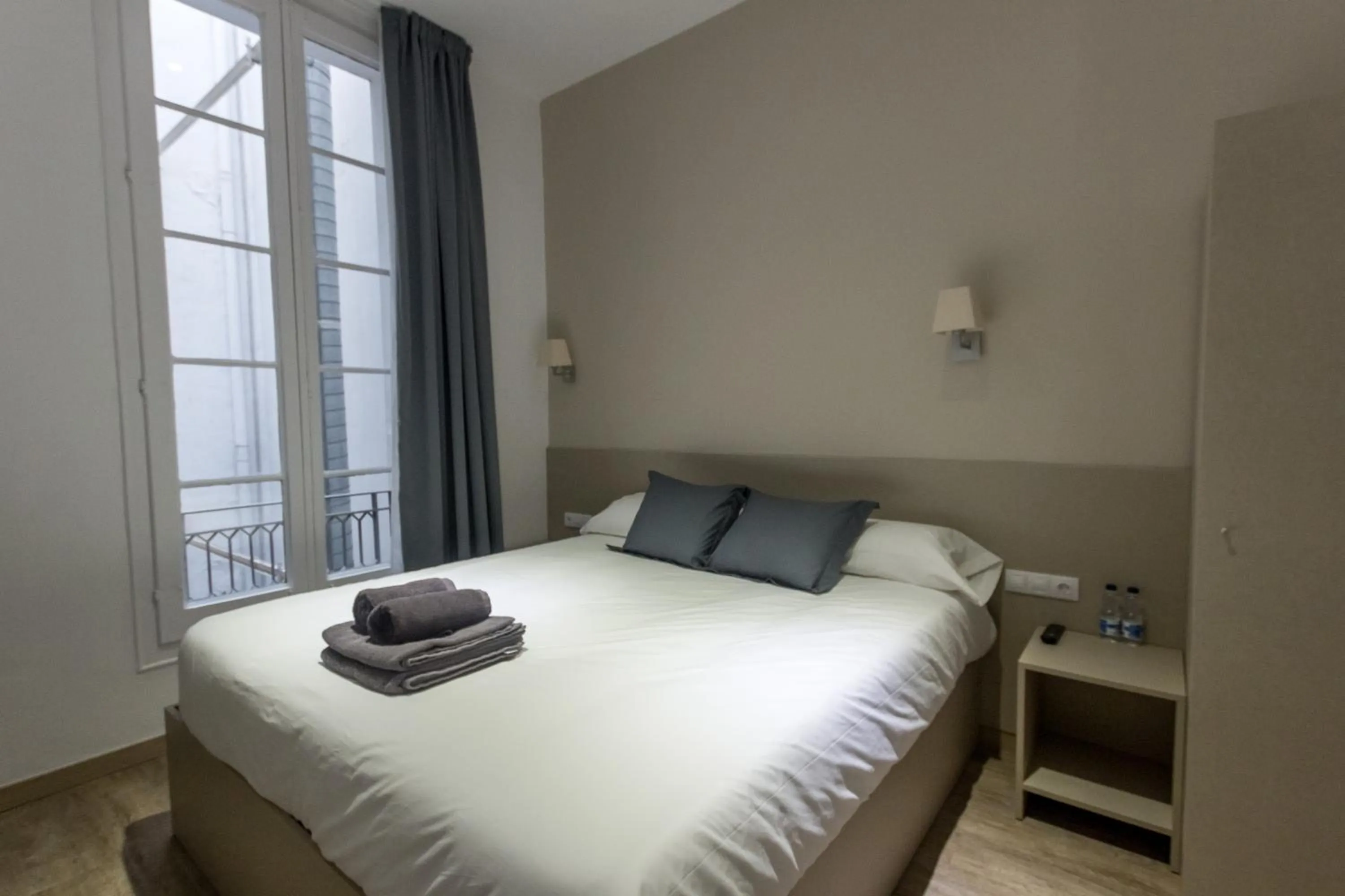 Photo of the whole room in Hostalin Barcelona Passeig de Gracia