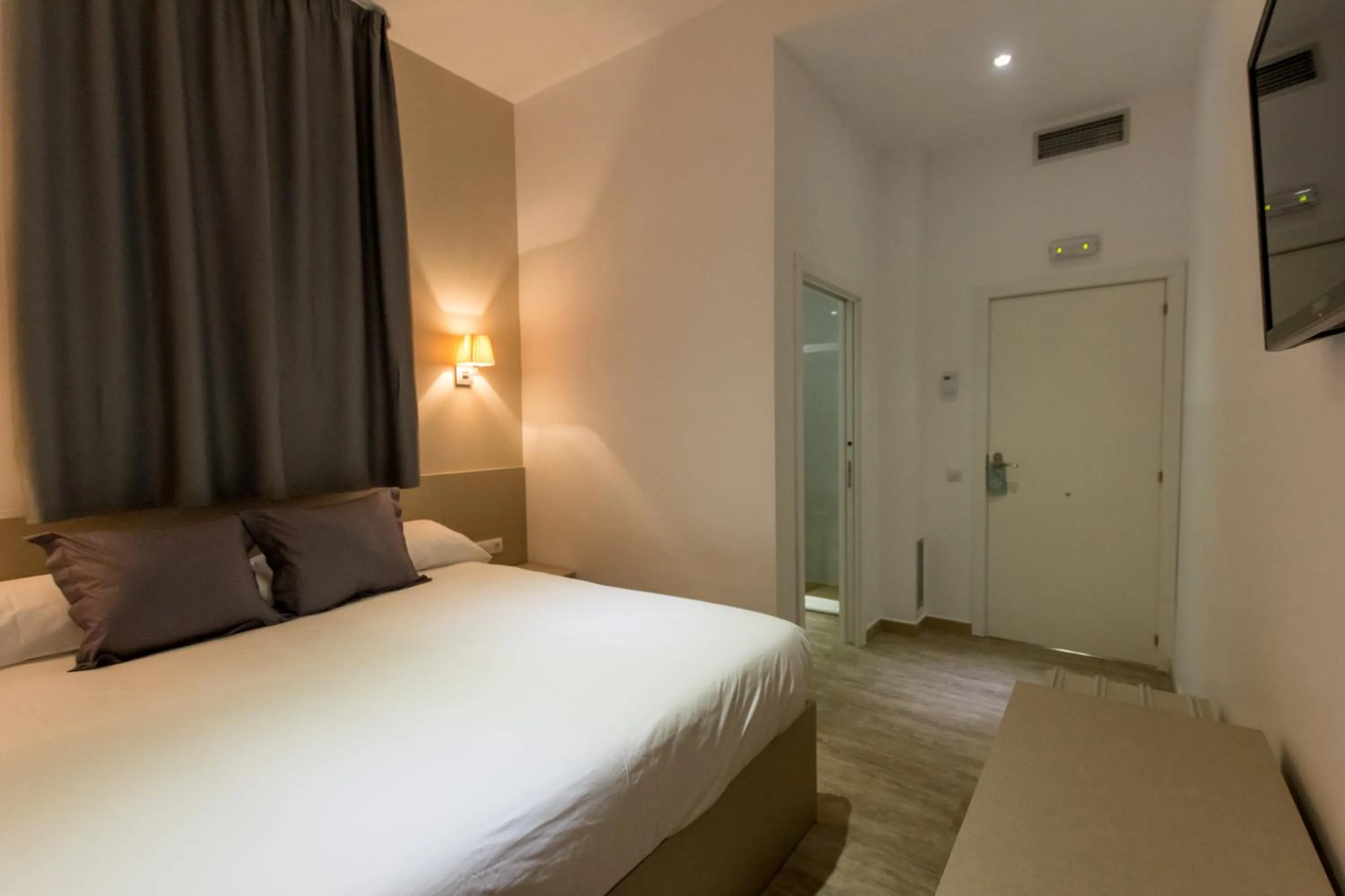 Photo of the whole room in Hostalin Barcelona Passeig de Gracia