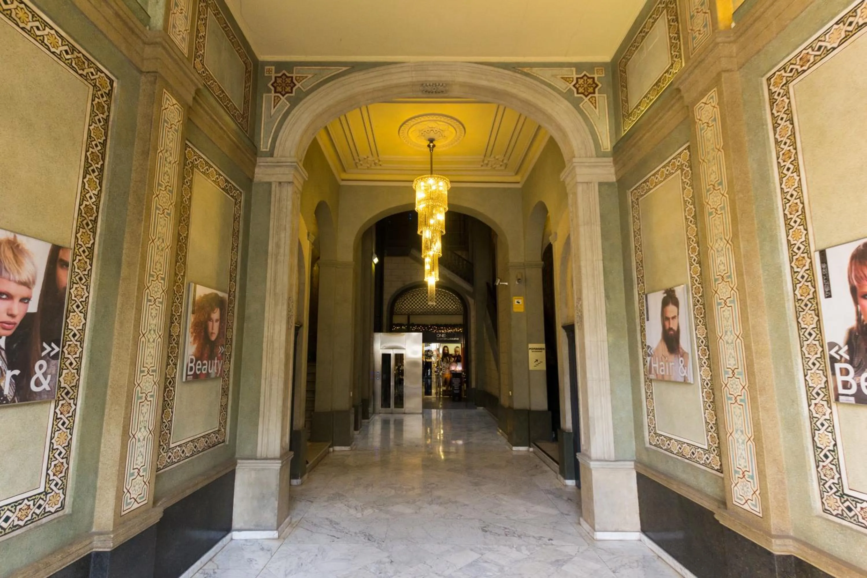 Facade/entrance in Hostalin Barcelona Passeig de Gracia