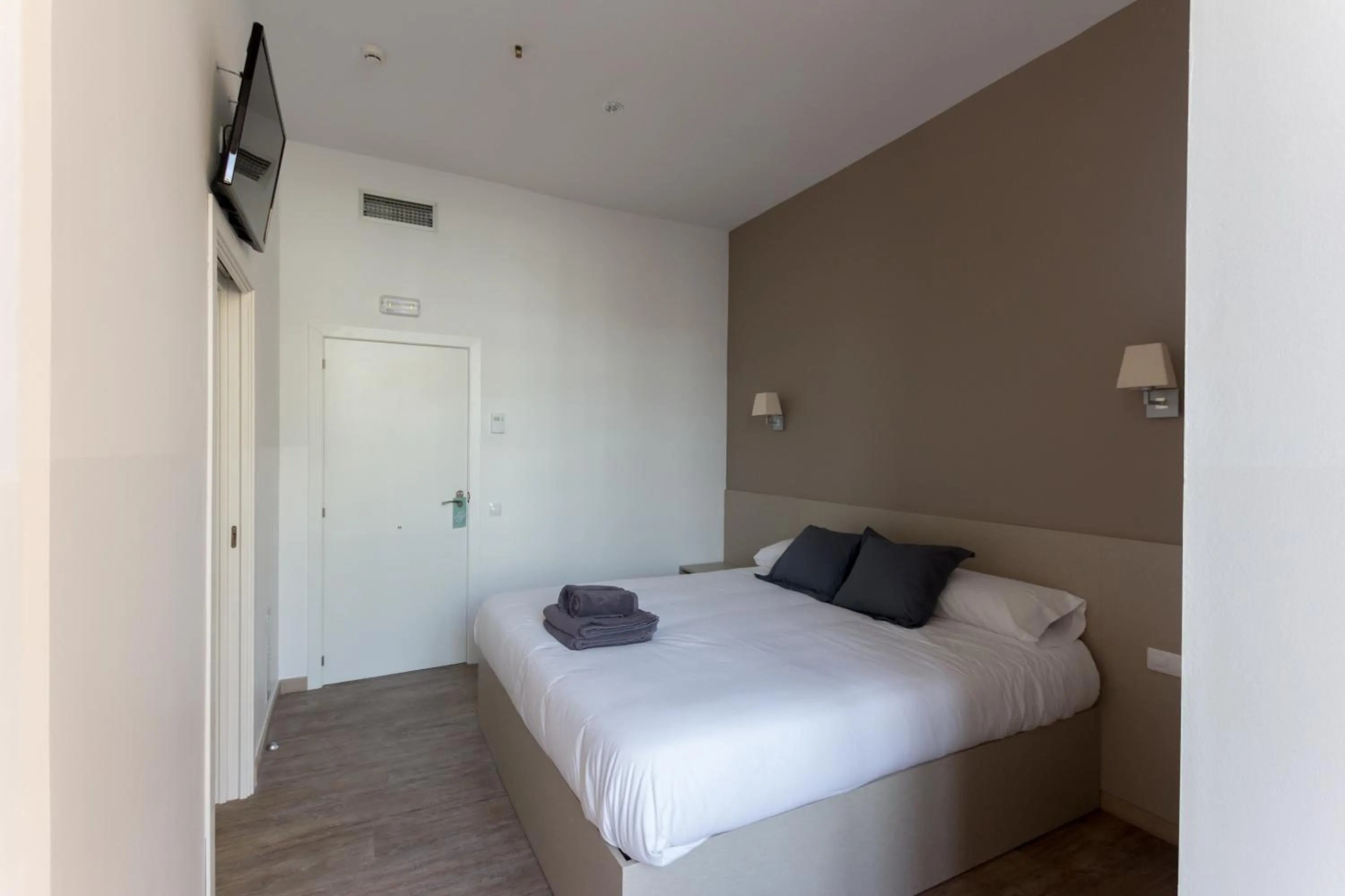 Photo of the whole room in Hostalin Barcelona Passeig de Gracia