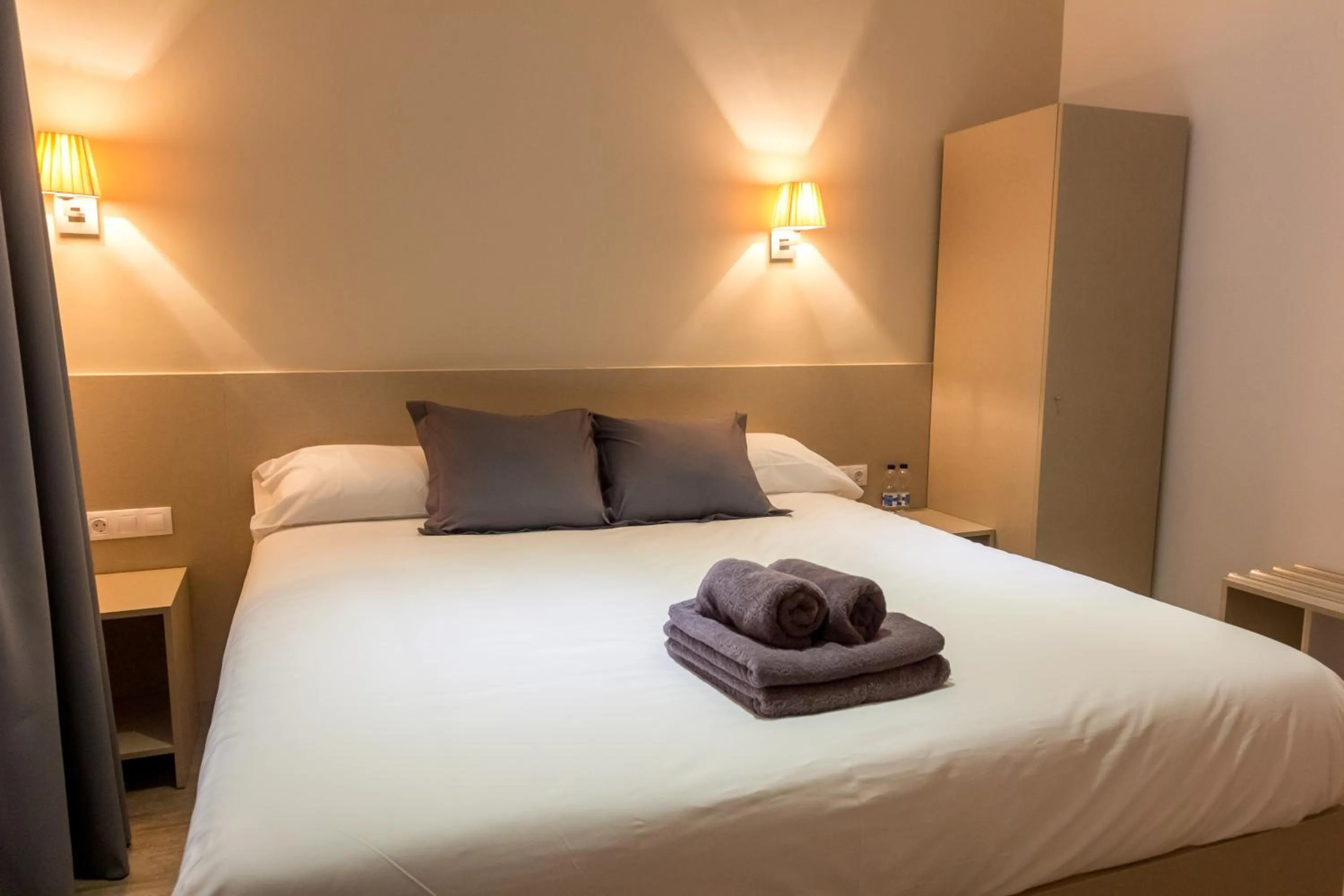 Photo of the whole room in Hostalin Barcelona Passeig de Gracia