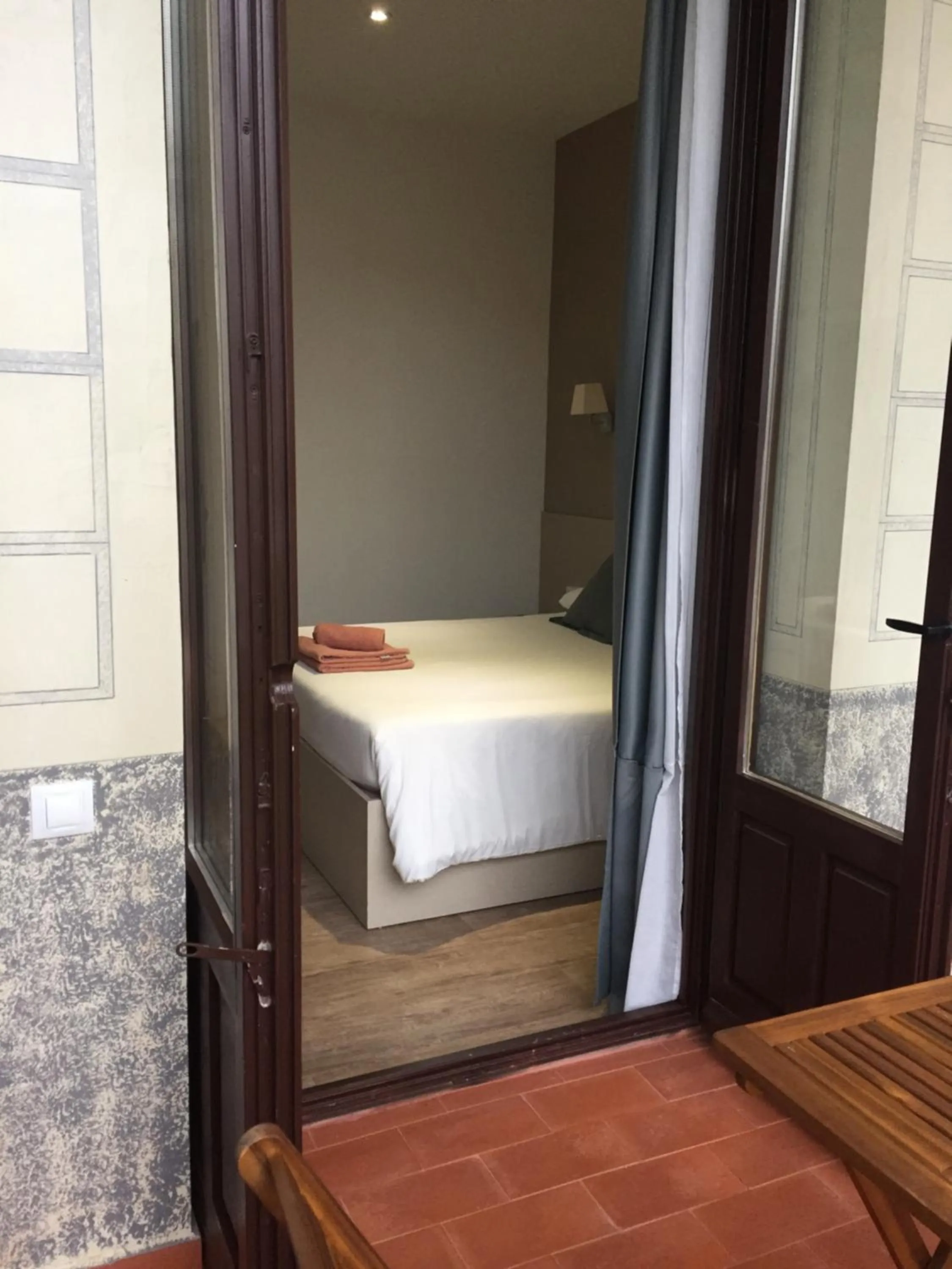 Photo of the whole room in Hostalin Barcelona Passeig de Gracia