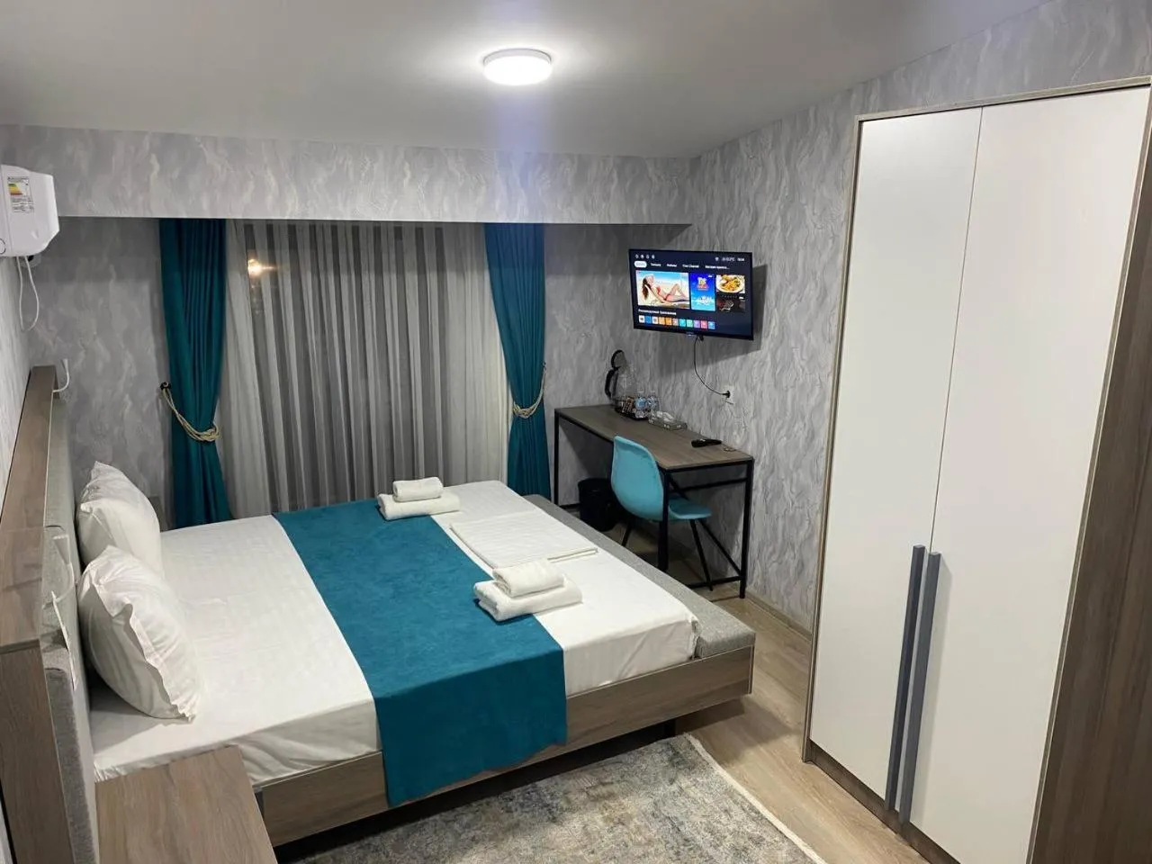 Communal lounge/ TV room, Bed in SADI Hotel