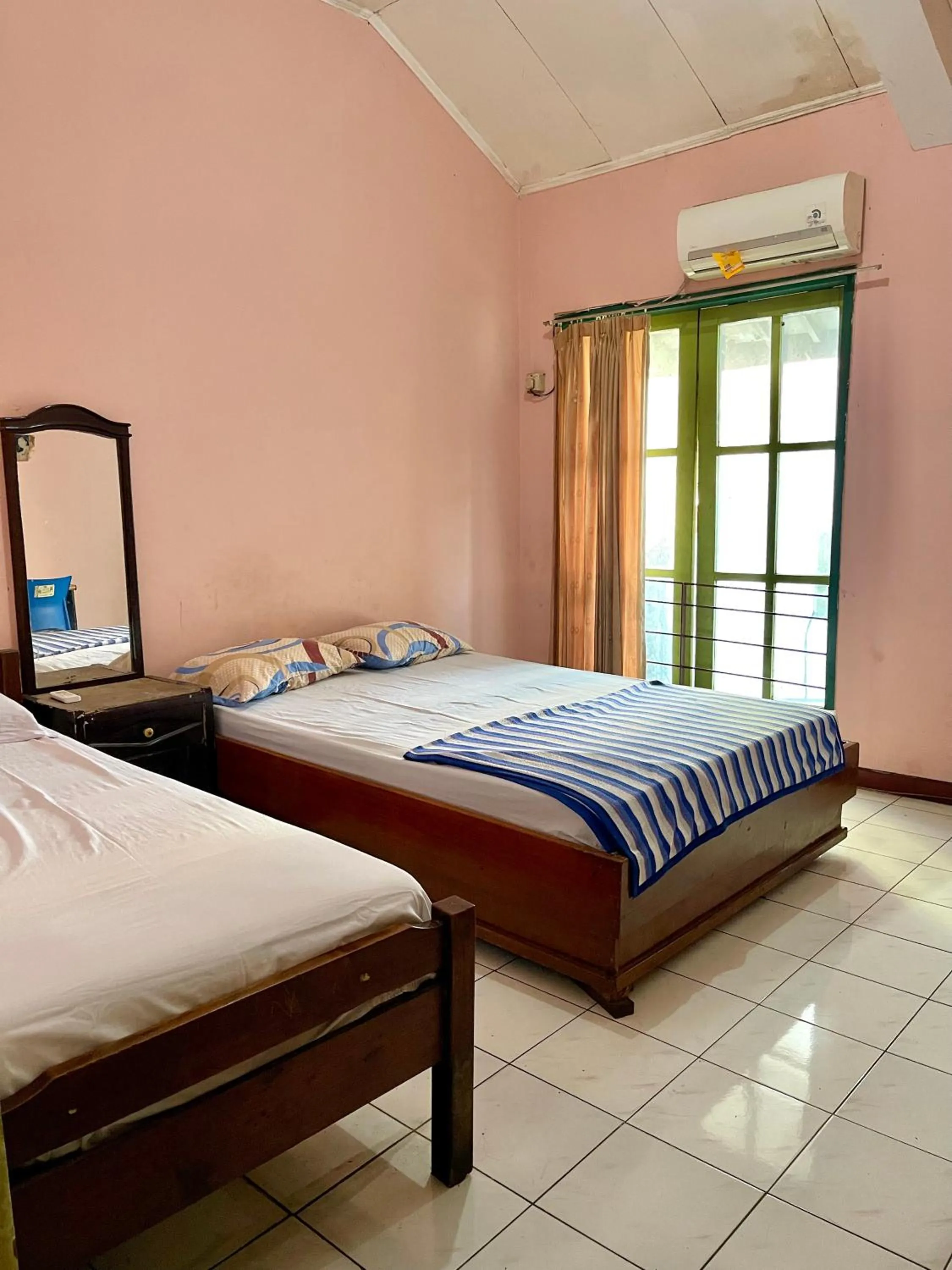 Bedroom, Bed in Hotel Tirtonadi Permai